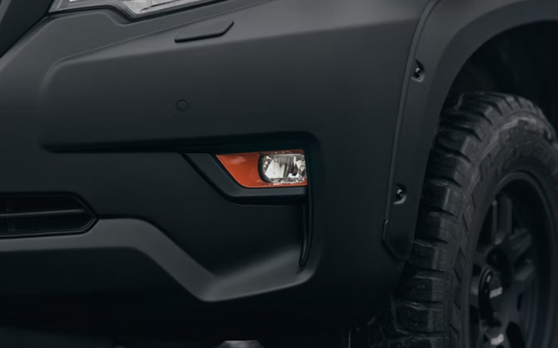 THE NORTH FACEが伝統的に採用しているマンゴーオレンジをフォグランプベゼルの差し色に採用