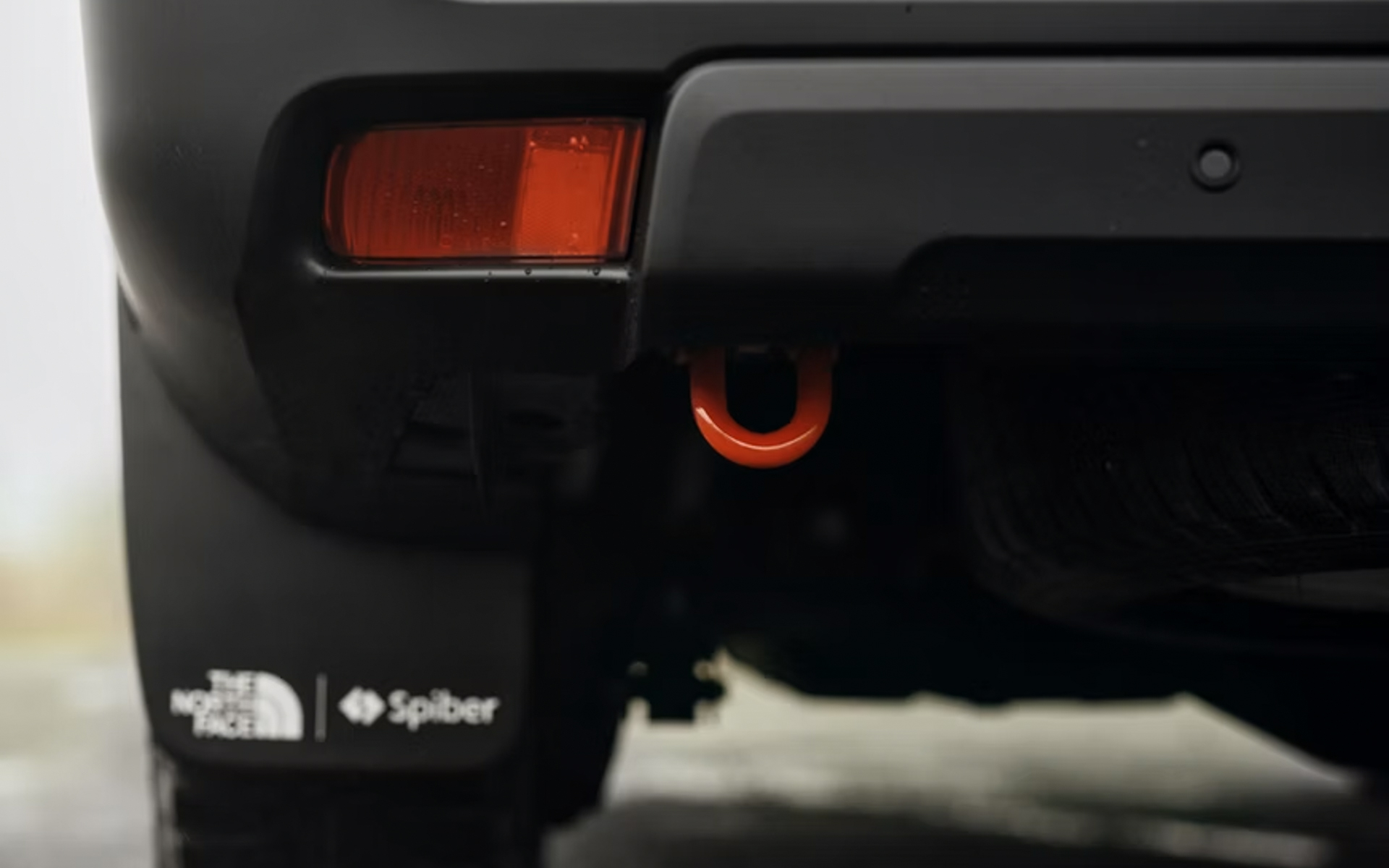 けん引フックにもマンゴーオレンジの差し色を使用