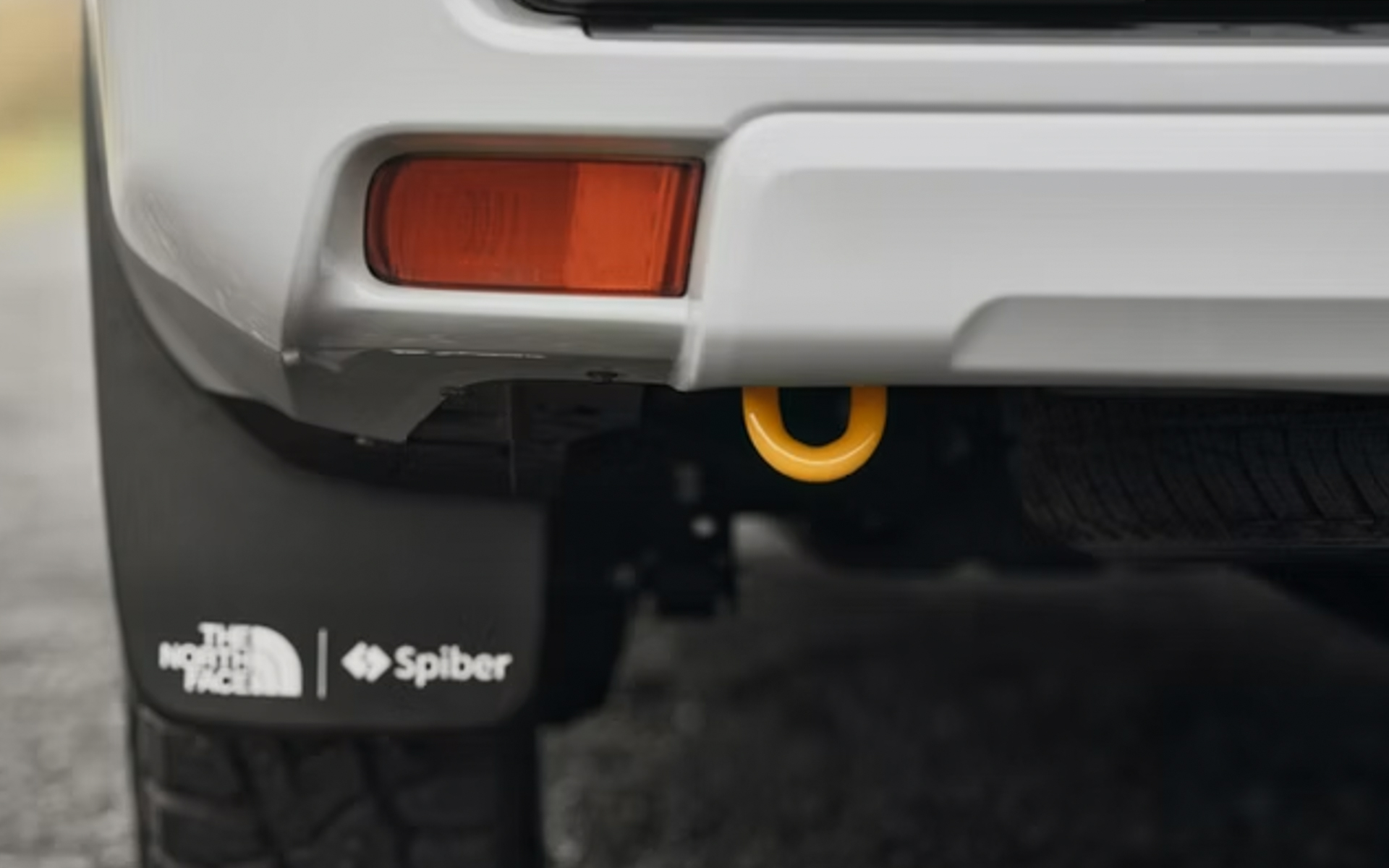 メルドグレーモデルも装備品は同じだが、フォグランプベゼルとけん引フックにTHE NORTH FACEのテント「Geodome 4」のファスナー部分に取り入れられているサフランイエローを採用している