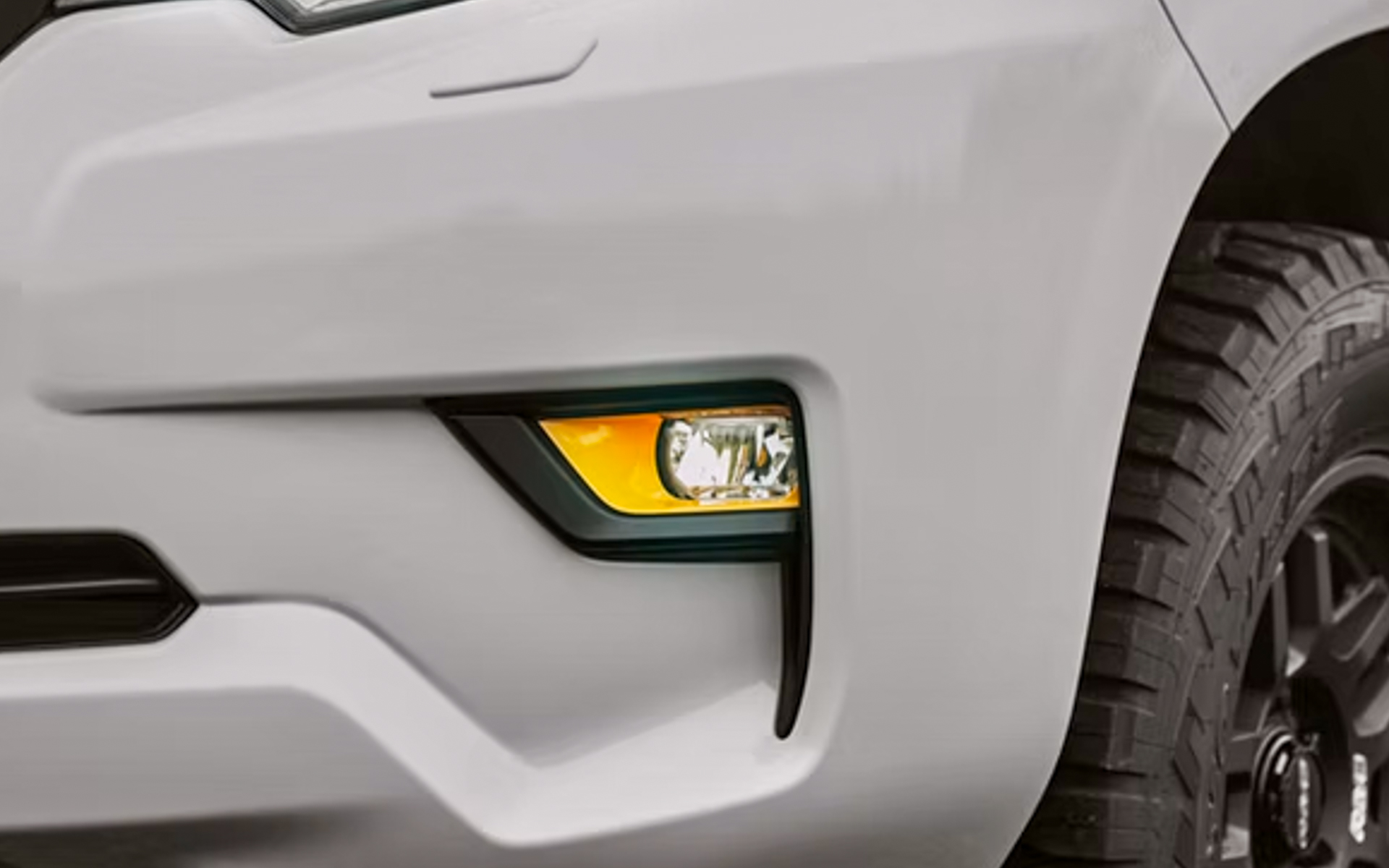 メルドグレーモデルも装備品は同じだが、フォグランプベゼルとけん引フックにTHE NORTH FACEのテント「Geodome 4」のファスナー部分に取り入れられているサフランイエローを採用している