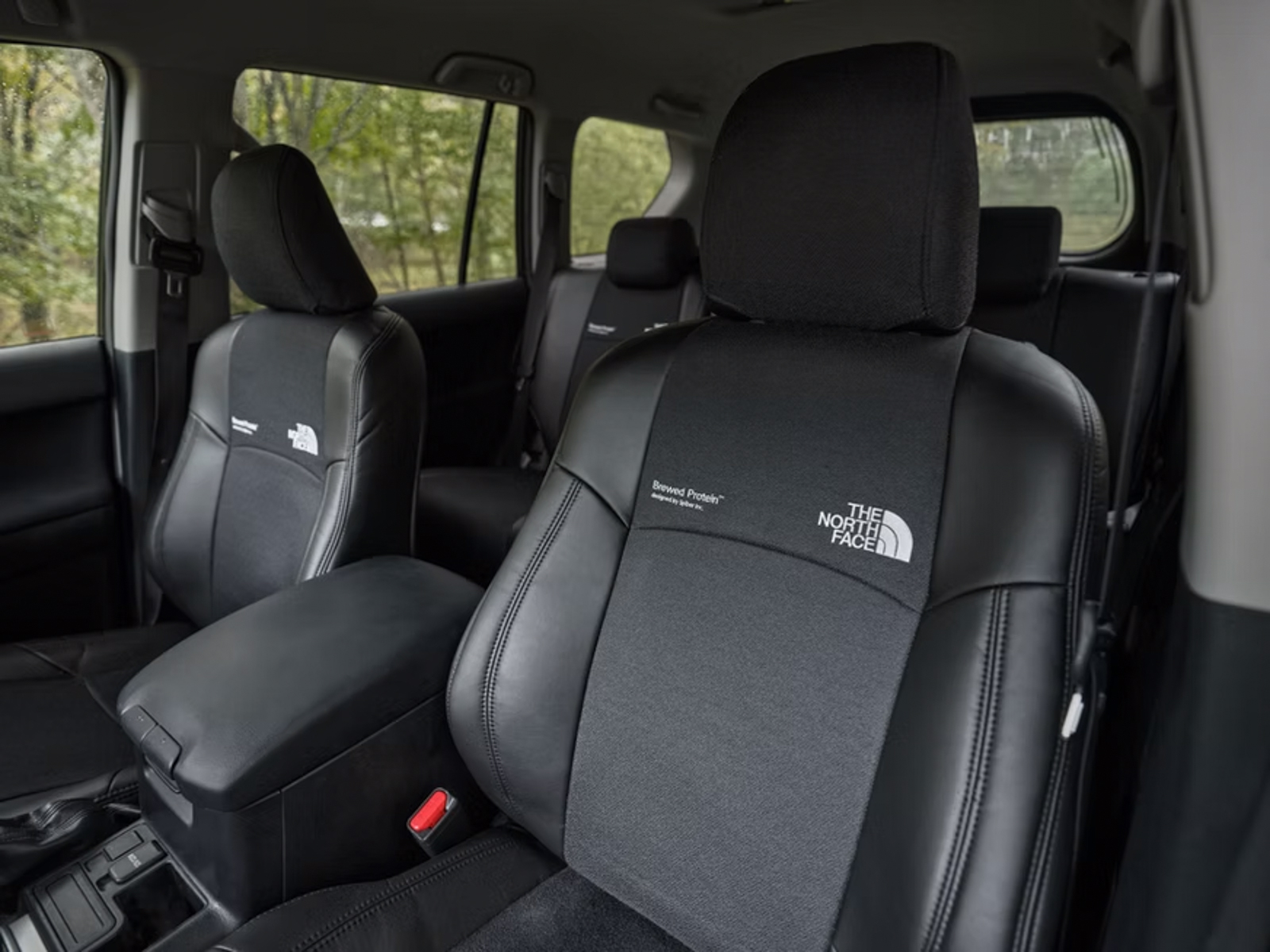 両ボディカラーとも内装には、次世代の革新的な繊維素材「Brewed Protein ファイバー」を使用して作られたオリジナルのシートカバーを装着する