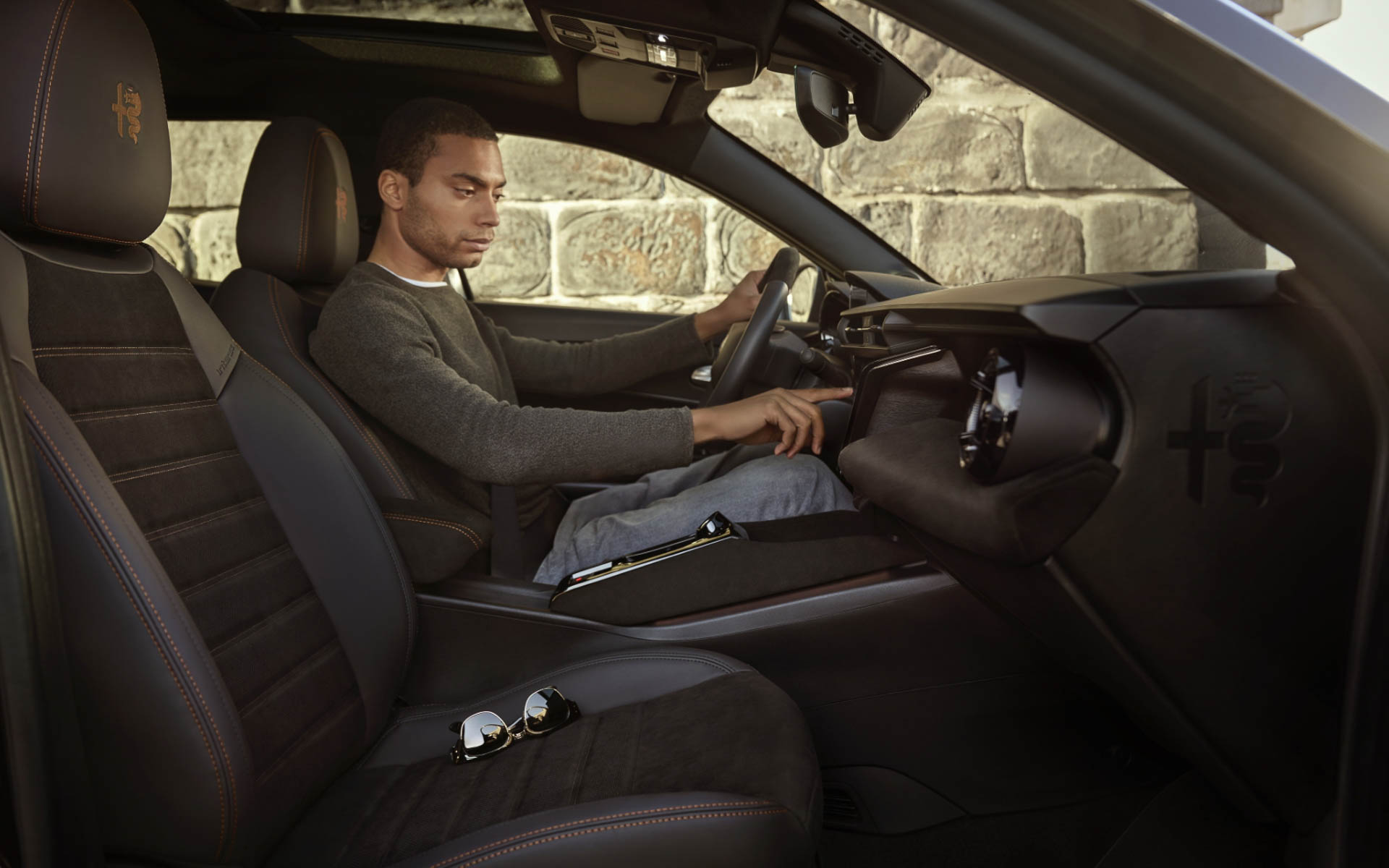 インテリアはタンカラーのアクセントとアルカンターラ素材を随所に採用