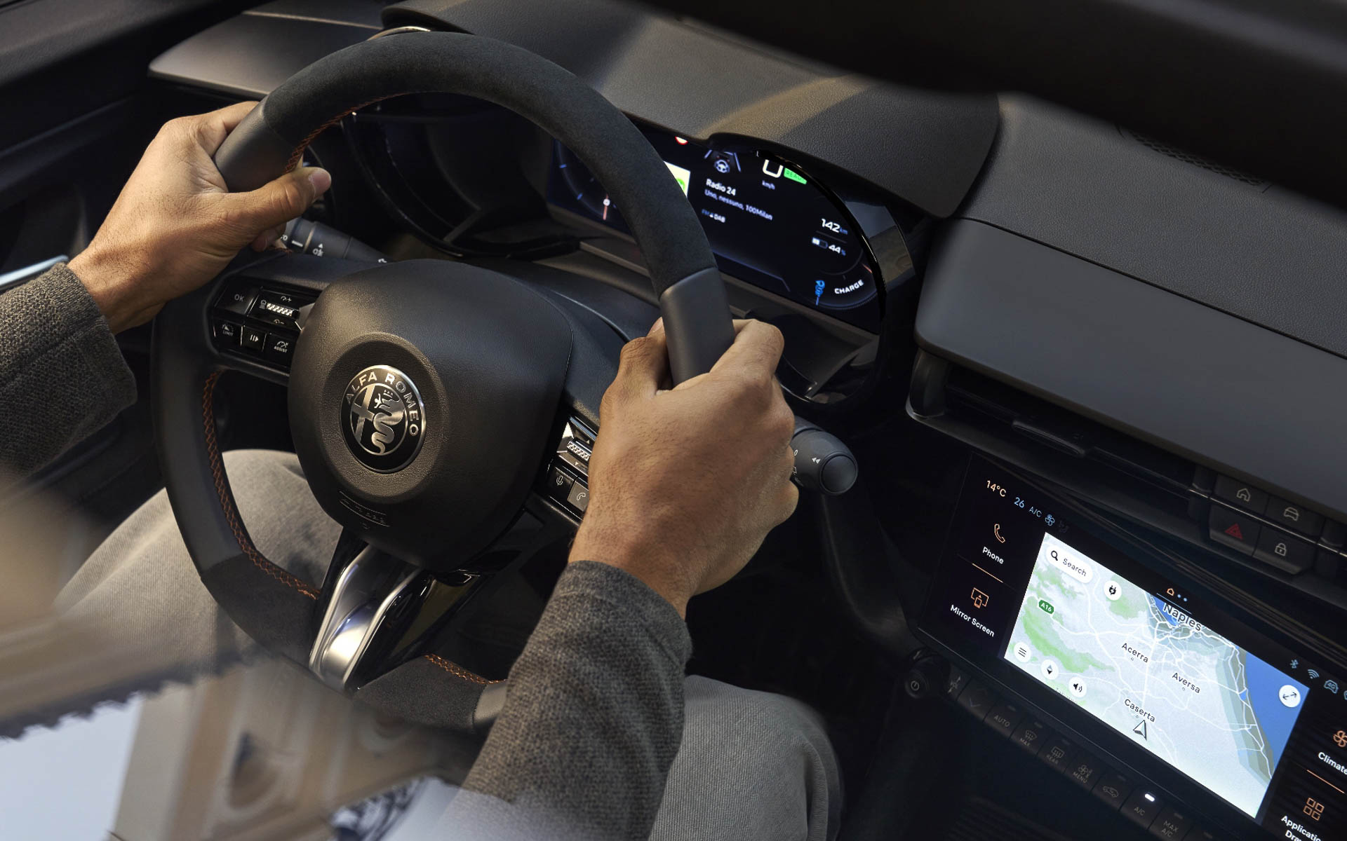 インテリアはタンカラーのアクセントとアルカンターラ素材を随所に採用