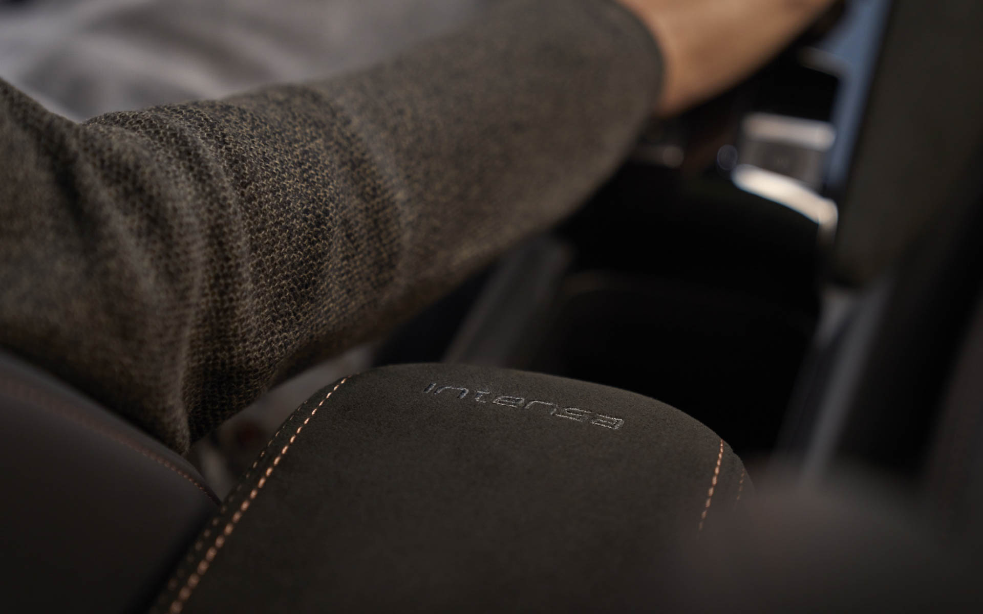 センターアームレストにはINTENSAのロゴが刻まれる