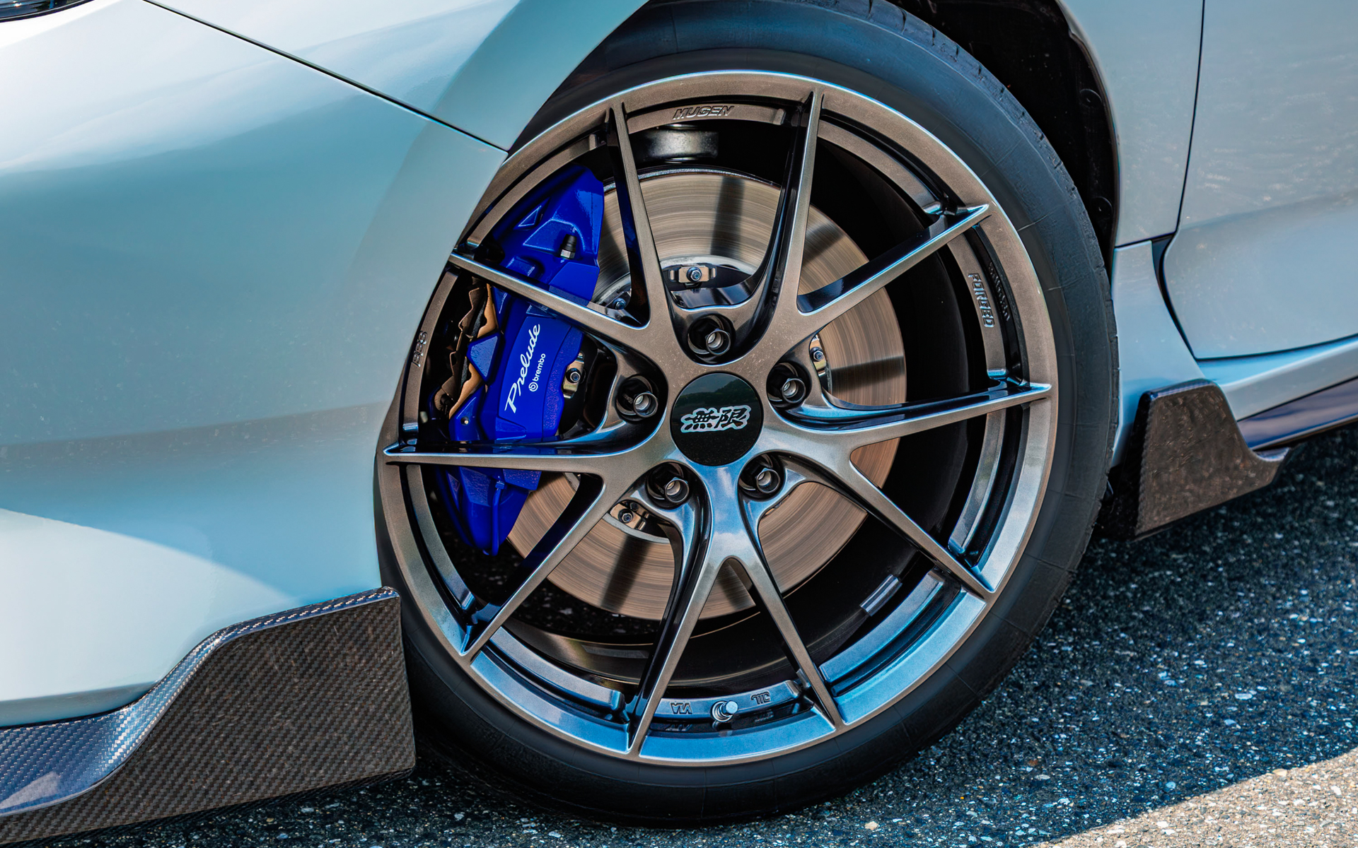 BBSと共同開発した19インチ鍛造アルミホイール「FR10」は、純正ホイールに対して1本あたり約4kgの軽量化を実現。カラーはダイヤモンドブラックを採用。価格は1本17万6000円