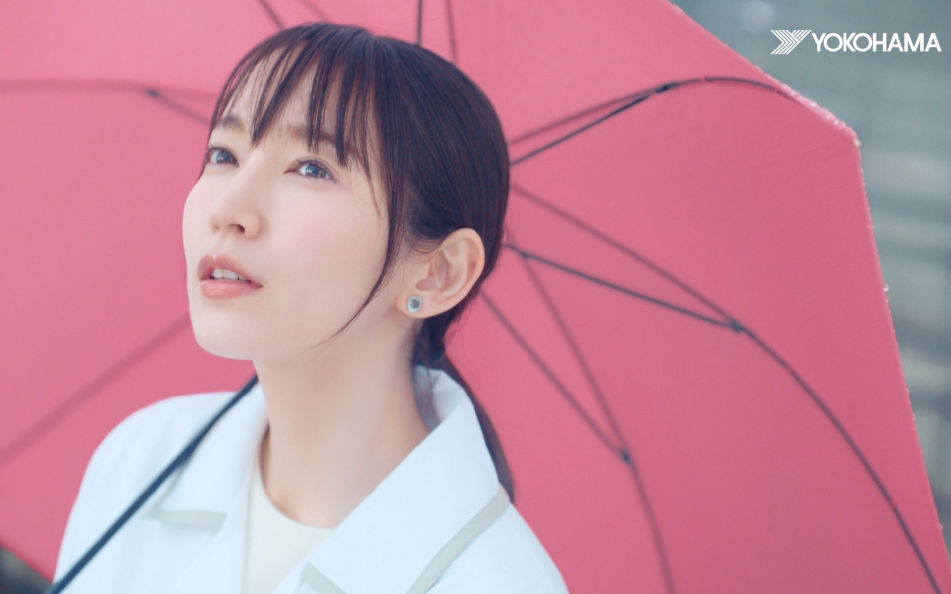 吉岡里帆さんが出演する横浜ゴムの新テレビCM「あめふり編」が公開された