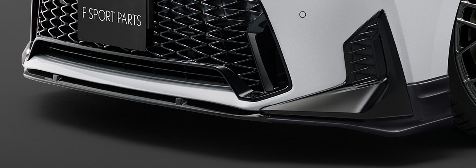 フロントスポイラーは素地で9万5700円。塗装済みで10万4500円