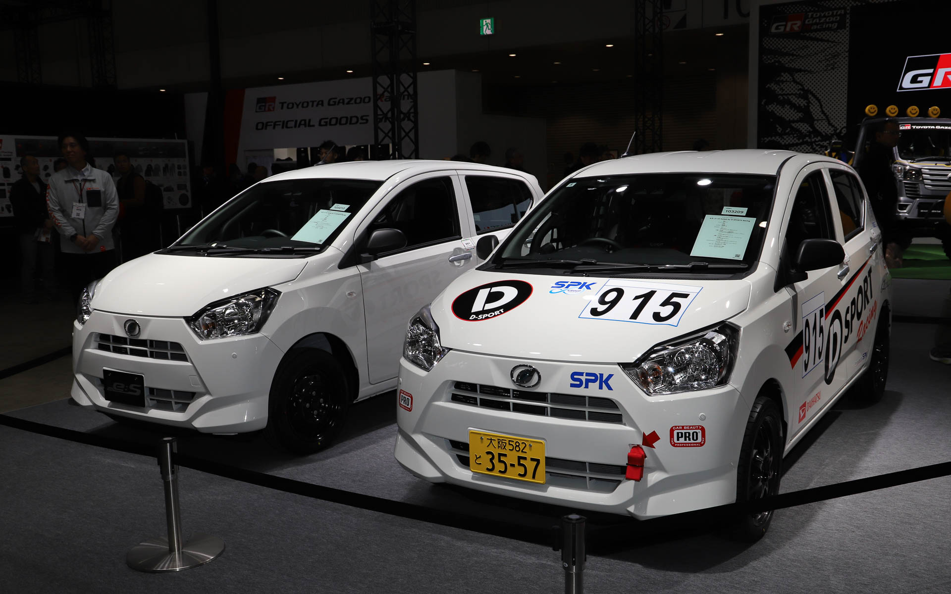 今回展示されているミライースはひっそりと周囲に溶け込むような白色（俺でなきゃ見逃しちゃうね）。東京オートサロン2025で展示されていた「ミライース GR SPORT コンセプト」はコンパーノレッドのような鮮やかな「オリジナルレッド」のボディカラーだったのに……。GRのロゴはどこにも見当たらない