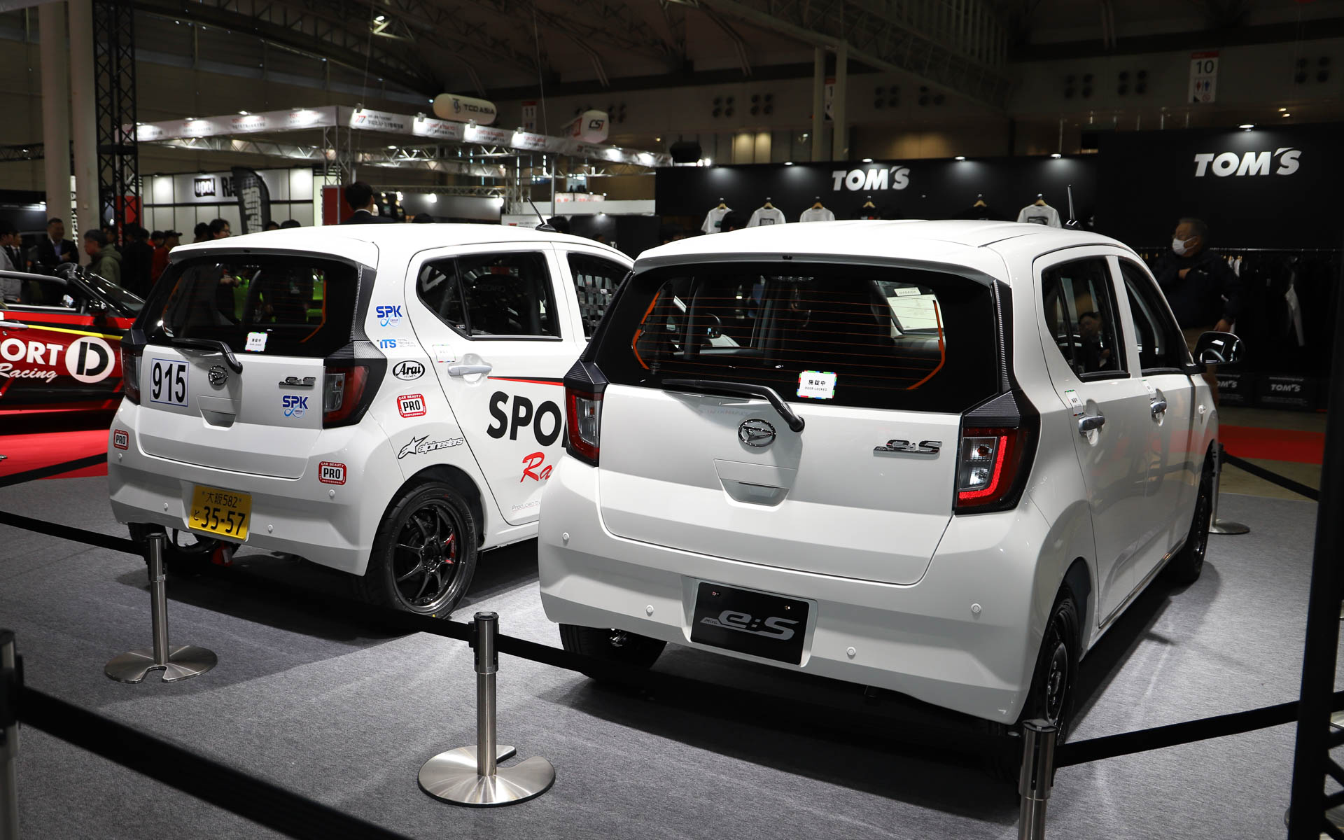 今回展示されているミライースはひっそりと周囲に溶け込むような白色（俺でなきゃ見逃しちゃうね）。東京オートサロン2025で展示されていた「ミライース GR SPORT コンセプト」はコンパーノレッドのような鮮やかな「オリジナルレッド」のボディカラーだったのに……。GRのロゴはどこにも見当たらない