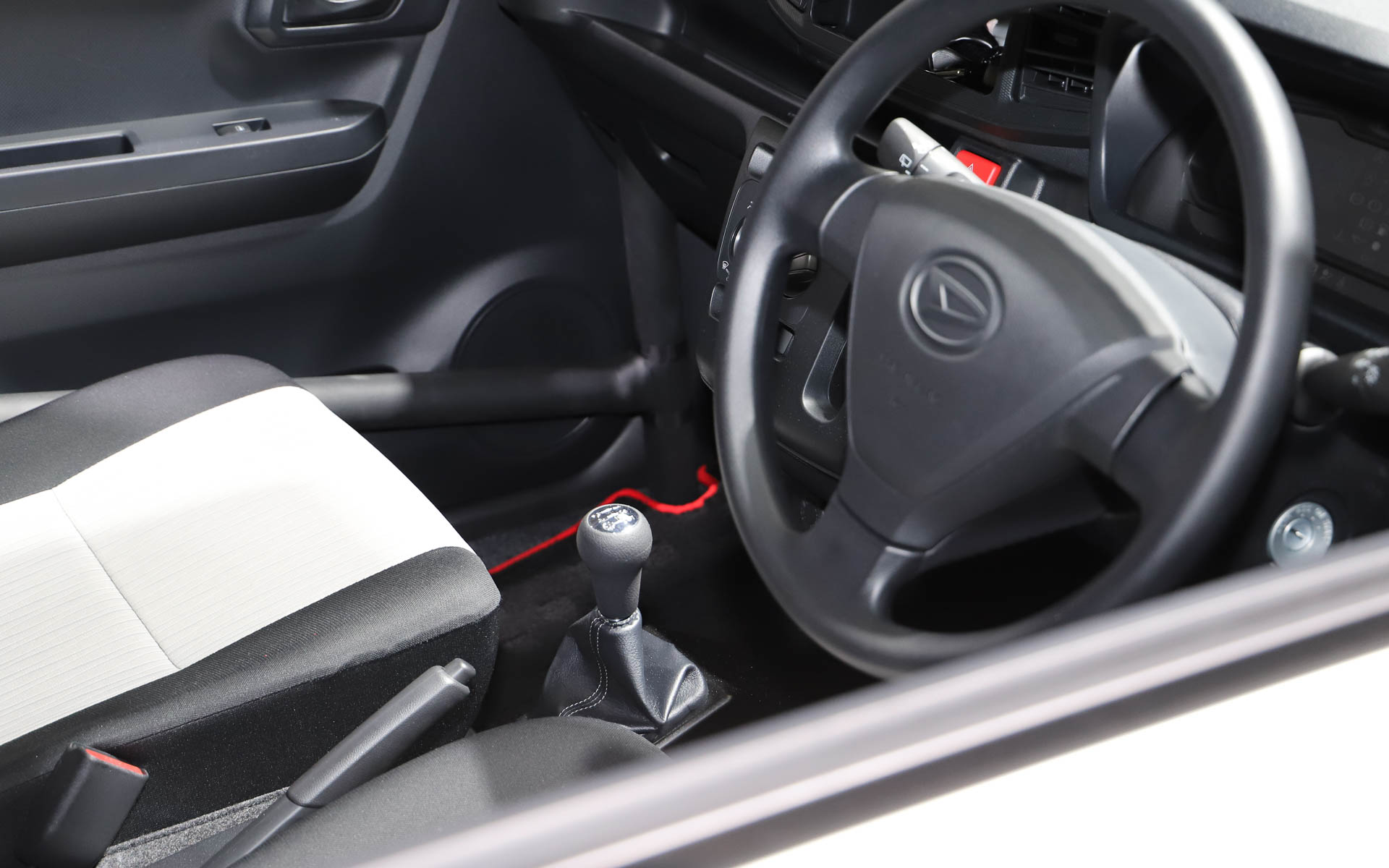 車内にはMTのシフトレバーがにょっきりと生えているのが確認でき、手引き式のサイドブレーキも見える