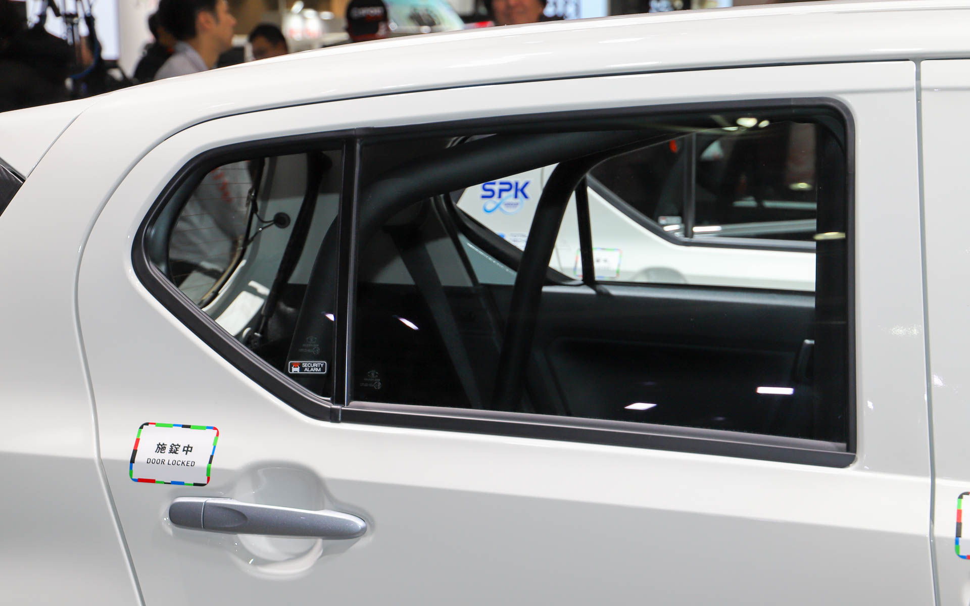 デカールの貼られていない素の状態と思われるミライースにもロールケージが装着されている……？