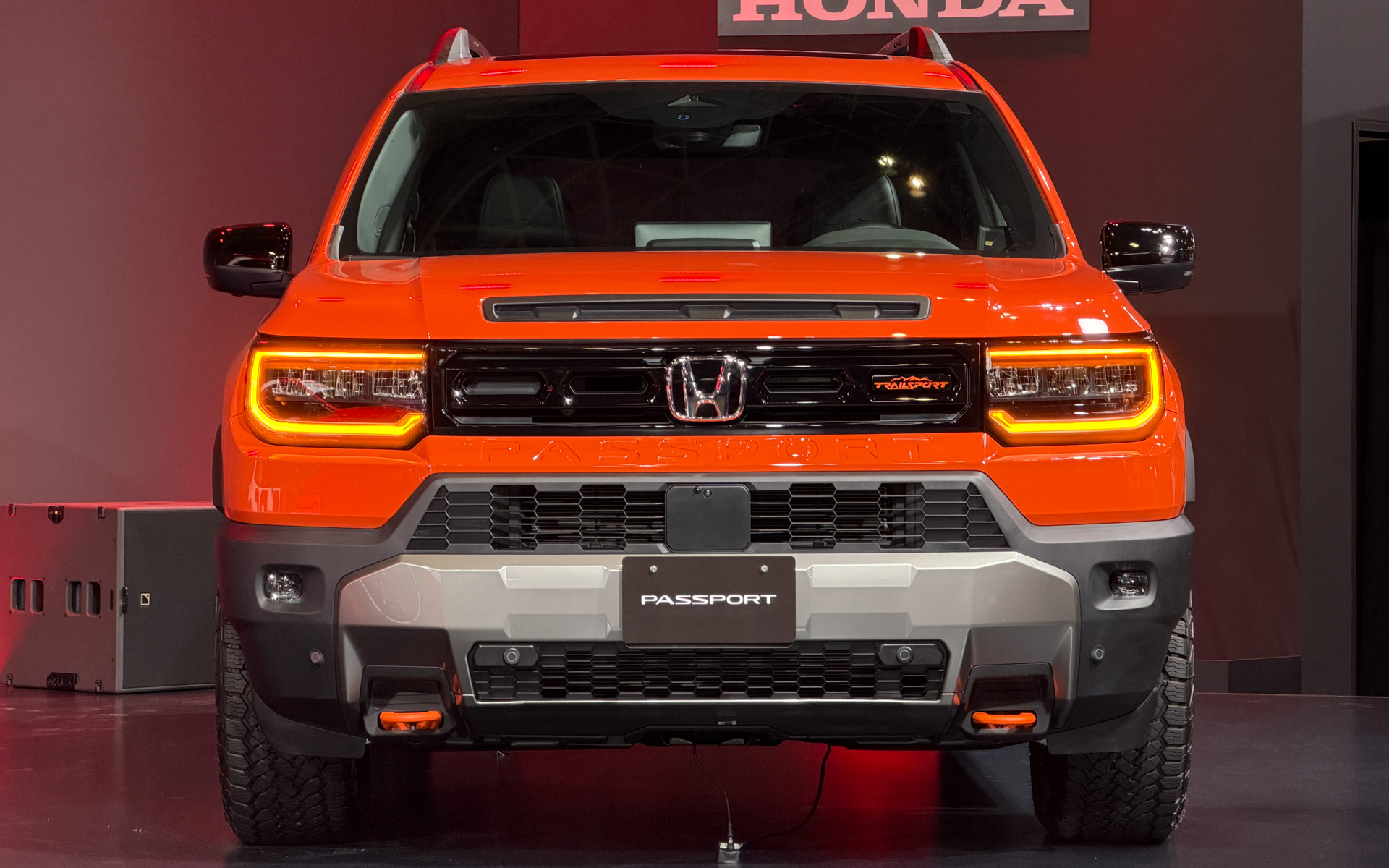 ステージ上には参考出品モデルとして「PASSPORT TRAILSPORT ELITE」が展示された