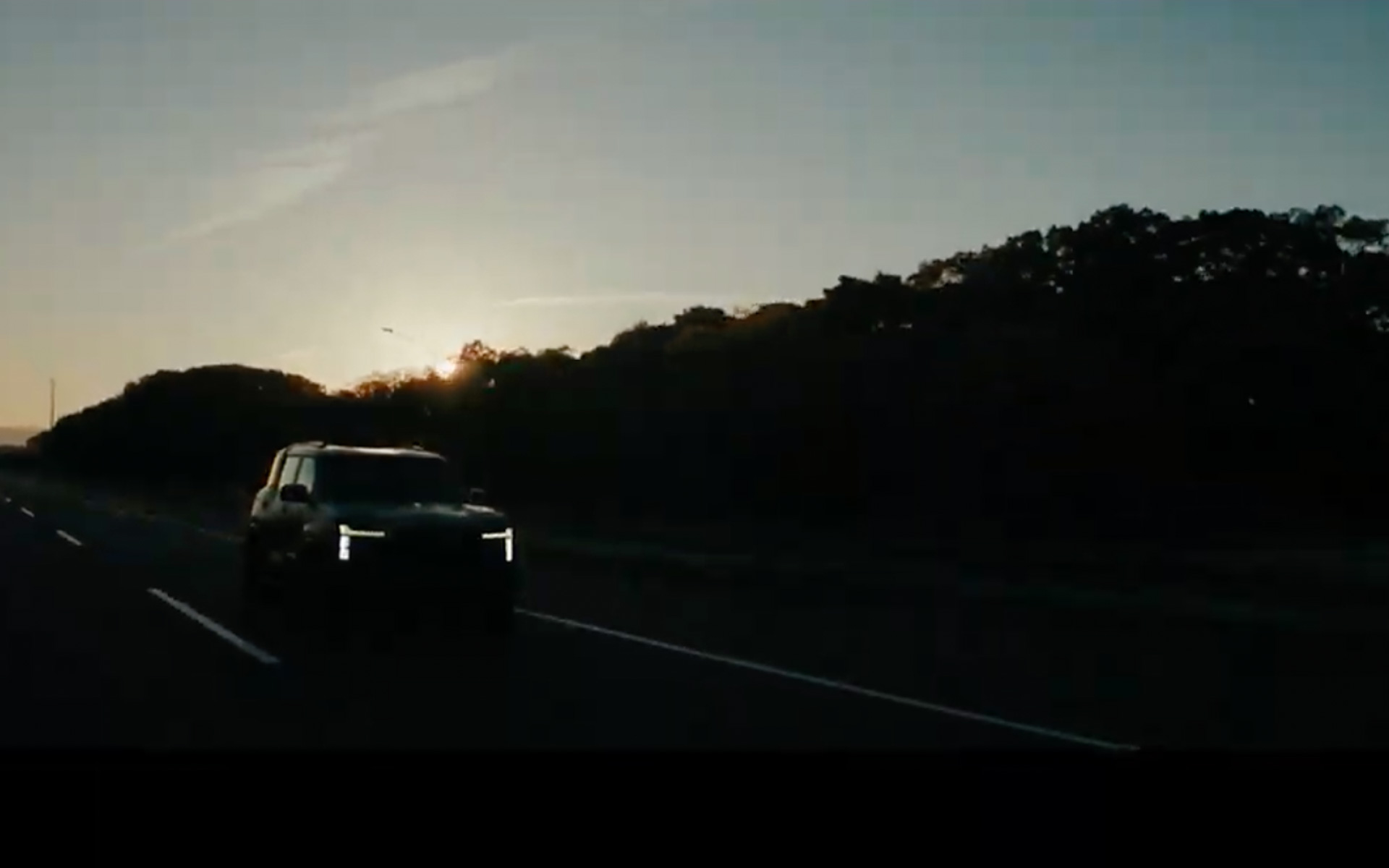 新型クロスカントリーSUVと見られるティザー映像