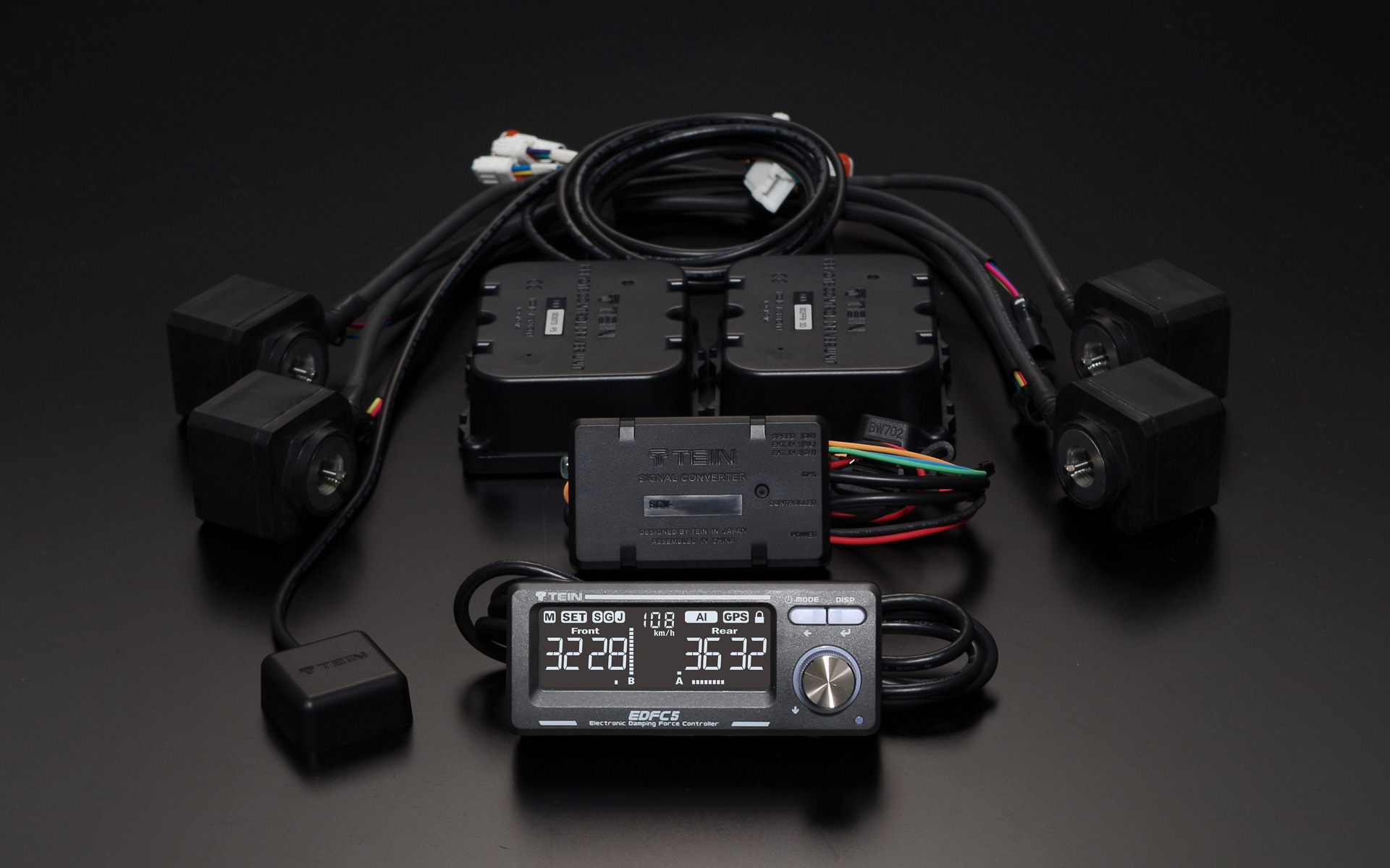 車室内からサスペンションの減衰力調整を変更できる「EDFC」の最新版である「EDFC5」。EDFC5を装着するにはコントローラキットとモーターキットが必要となり、両キットを合わせた価格は10万7250円。車両から車速信号を取れない場合や全機能を動作させたい場合は別途GPSキット（1万3200円）が必要。なお、EDFC5から搭載された新機能としては「ジャーク感応自動調整」「AI(学習機能)」「モーター作動音の静音化」「コントローラー液晶の視認性向上」「減衰力調整段数 96段モードの追加(16段/32段/64段/96段)」が挙げられる