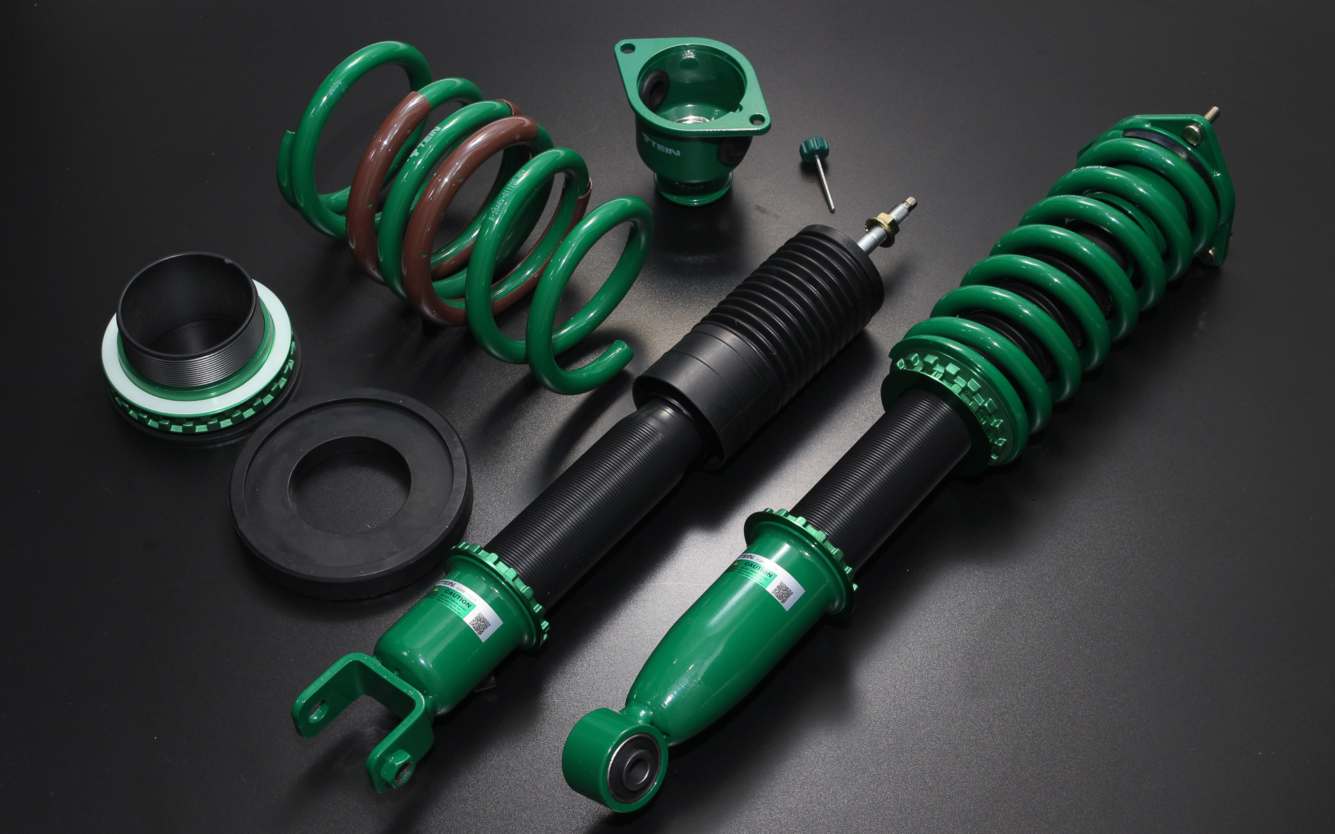 全長調整式サスペンションの「FLEX Z」（左）と「MONO RACING」（右）