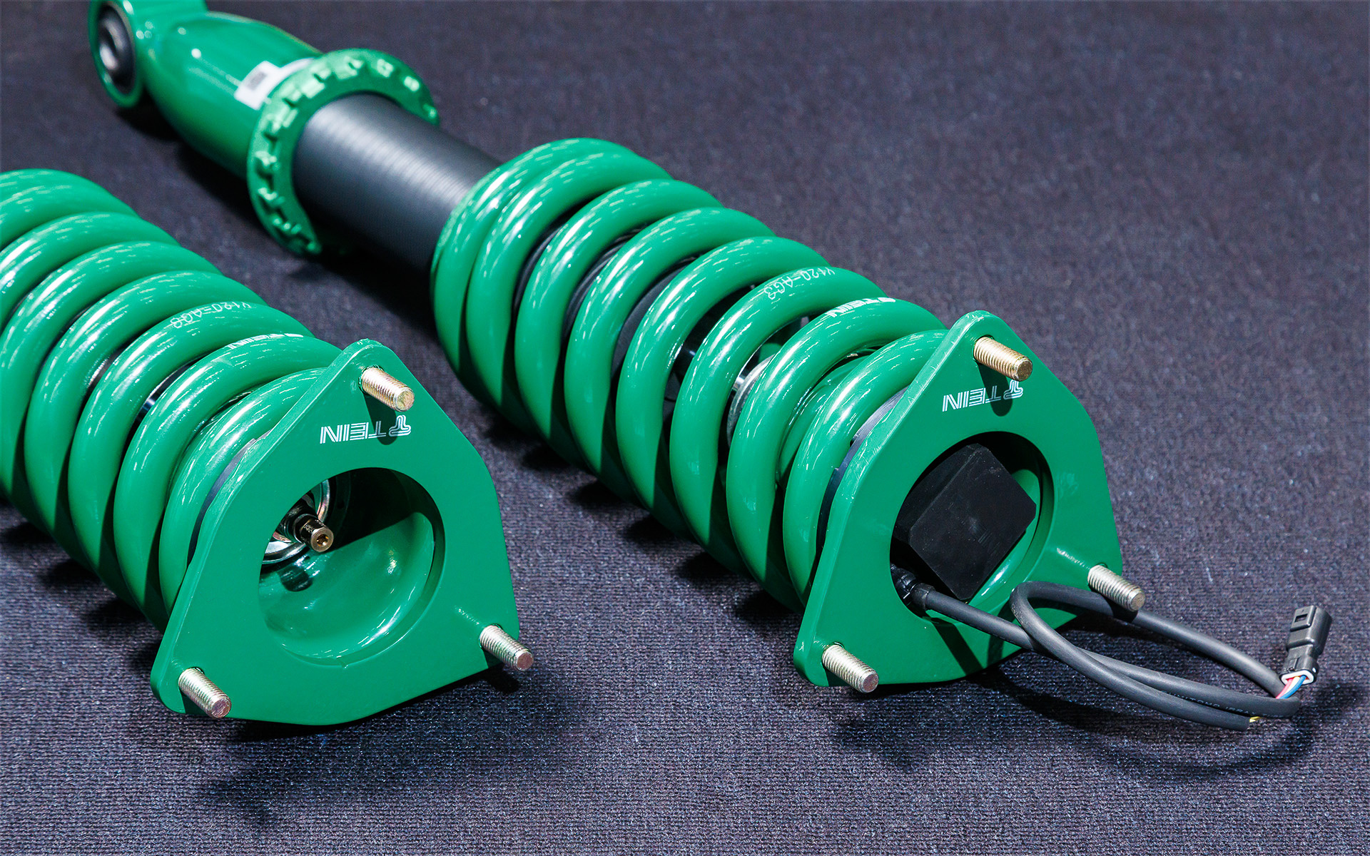 一般的な減衰力が調整可能なショックでは手でダイヤルをまわす必要があったが、EDFCではモーターを取り付けることで室内のコントローラーで減衰力の調整が可能になった