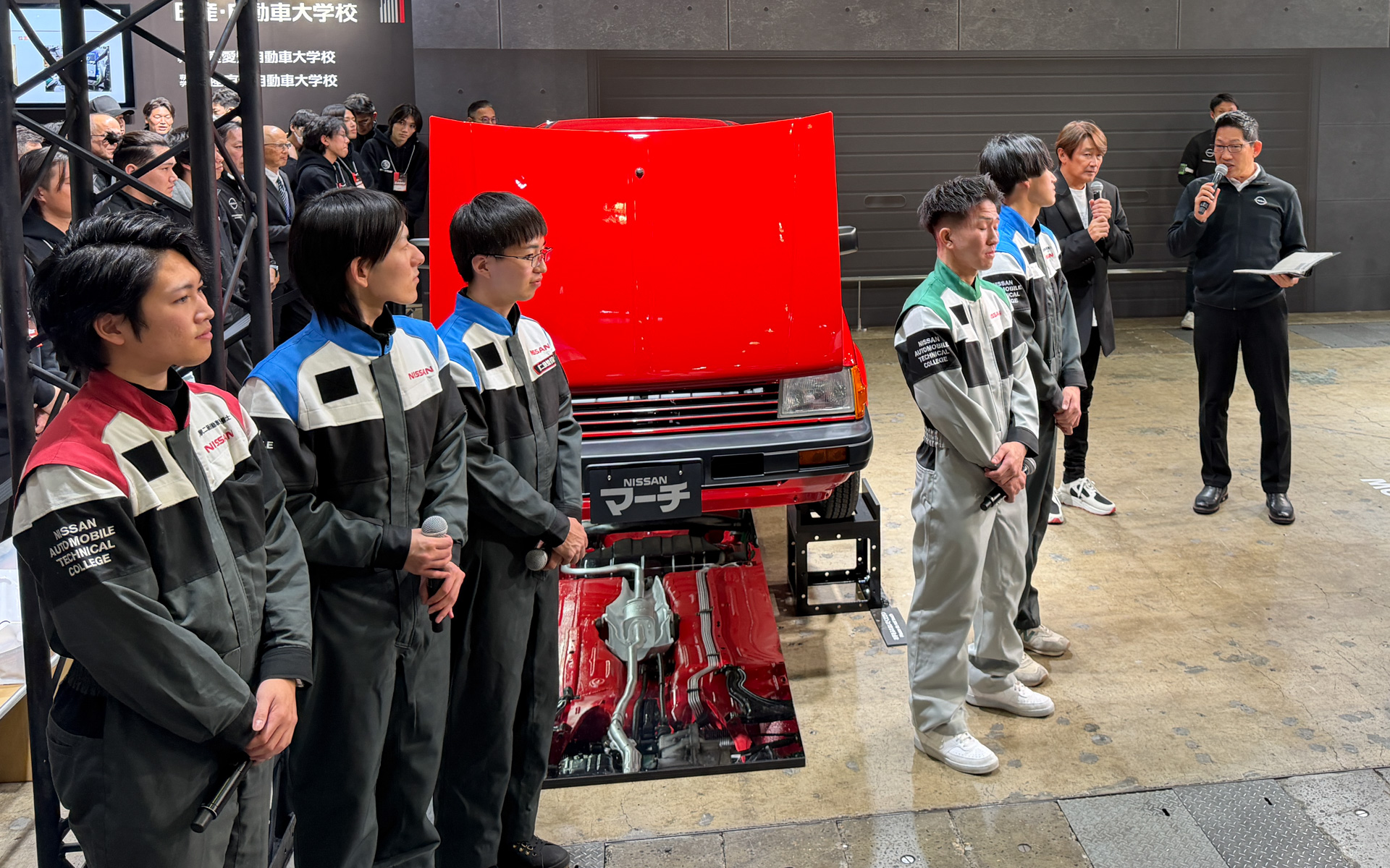 レストアを担当した日産自動車大学校の学生代表がレストアした部分について作業報告をした