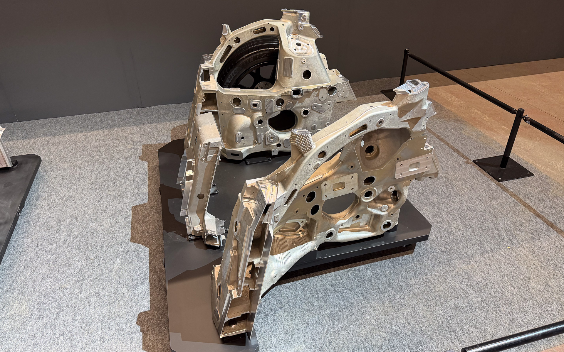 クルマのリアまわりのアルミ低圧鋳造部品