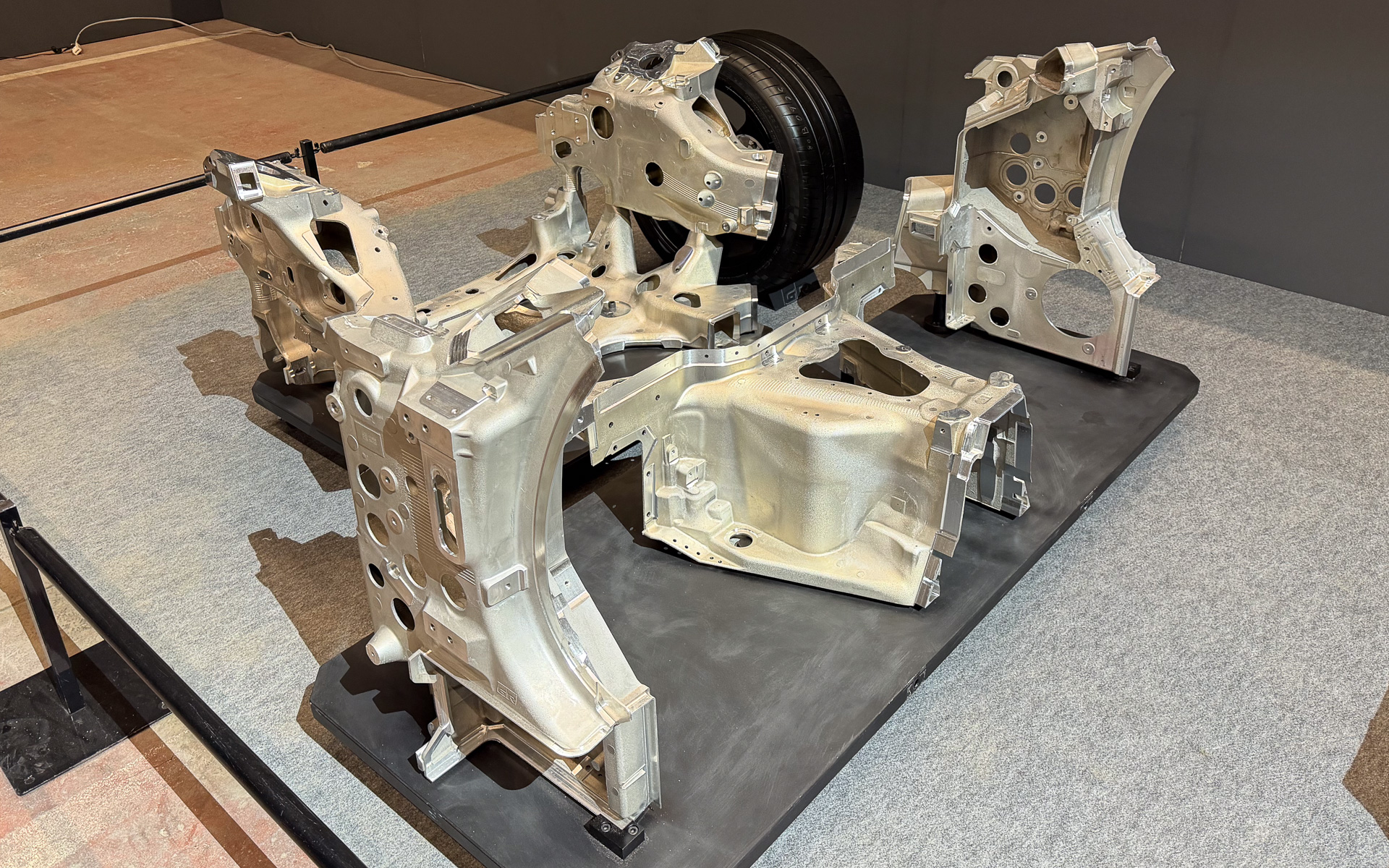 クルマのフロントまわりのアルミ低圧鋳造部品