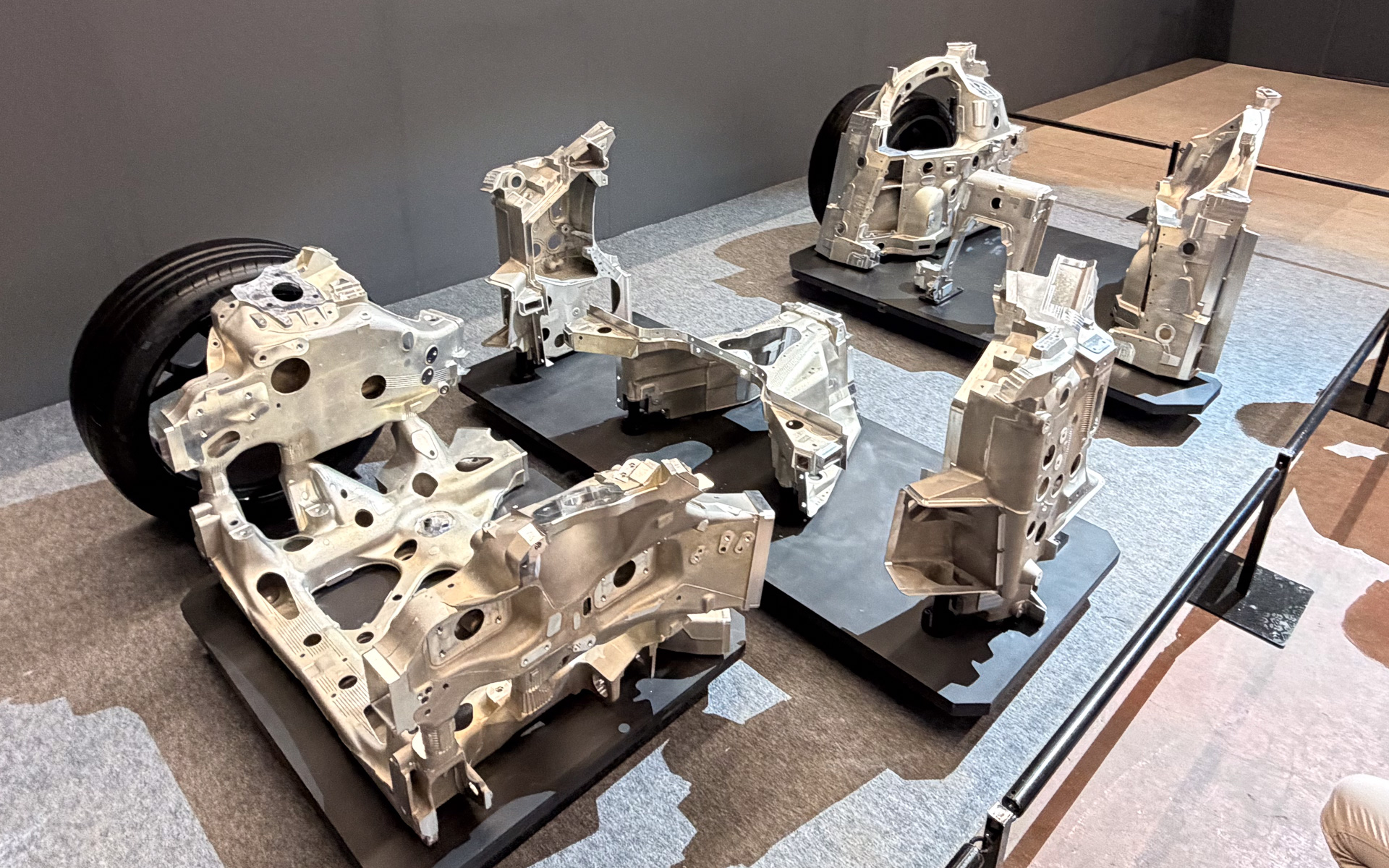 GR GTのアルミ骨格ボディで、重要な部品と位置付けられている低圧鋳造の9つの部品。強度・精度が特に必要な場所に用いられている