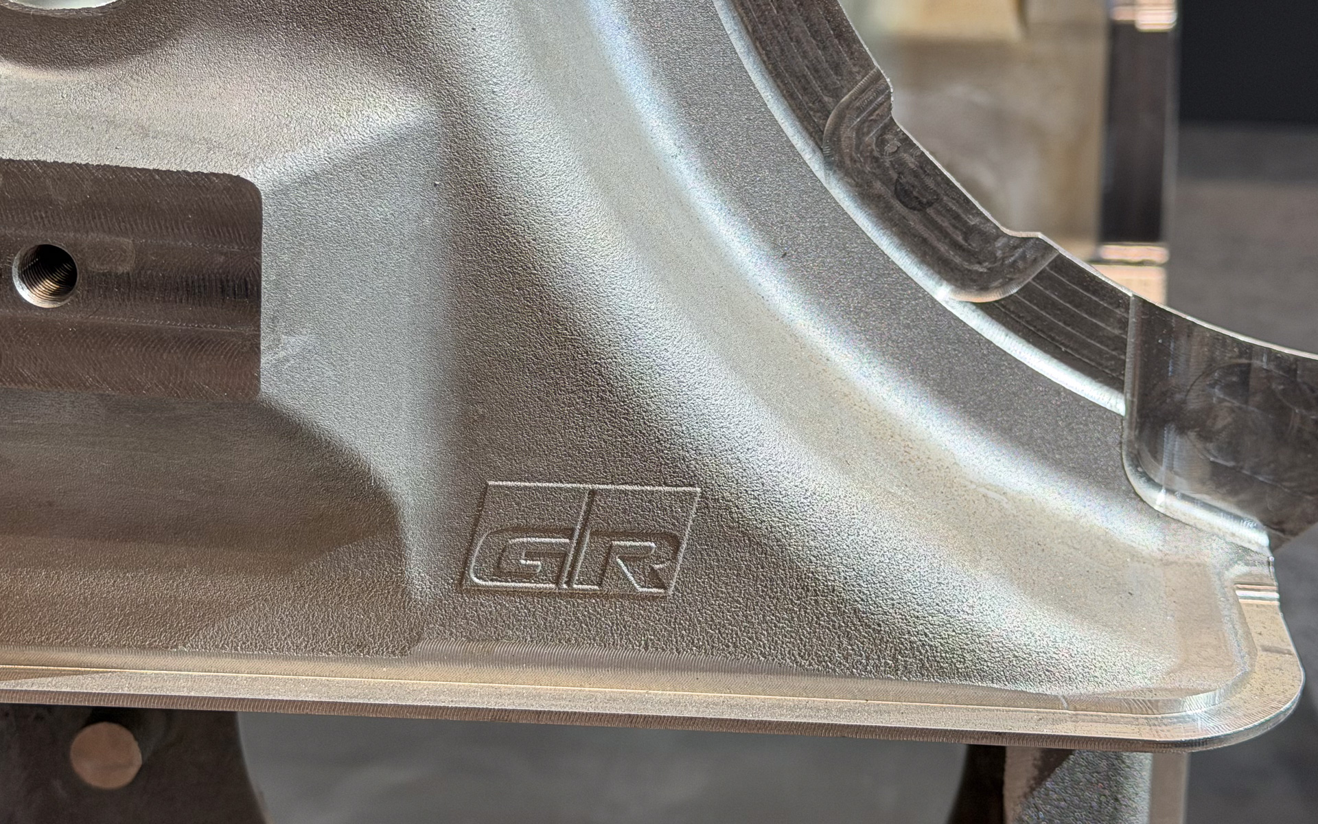 遊び心の感じられる部分。GRのマークが部品に刻まれている