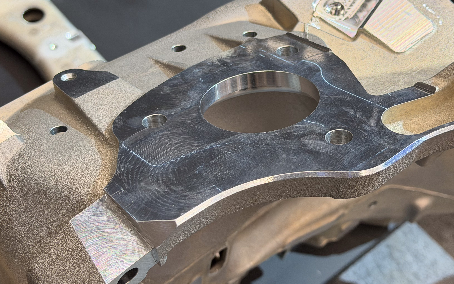 鋳造後平滑面が必要な場合は、こういった削り出し箇所が設けられる