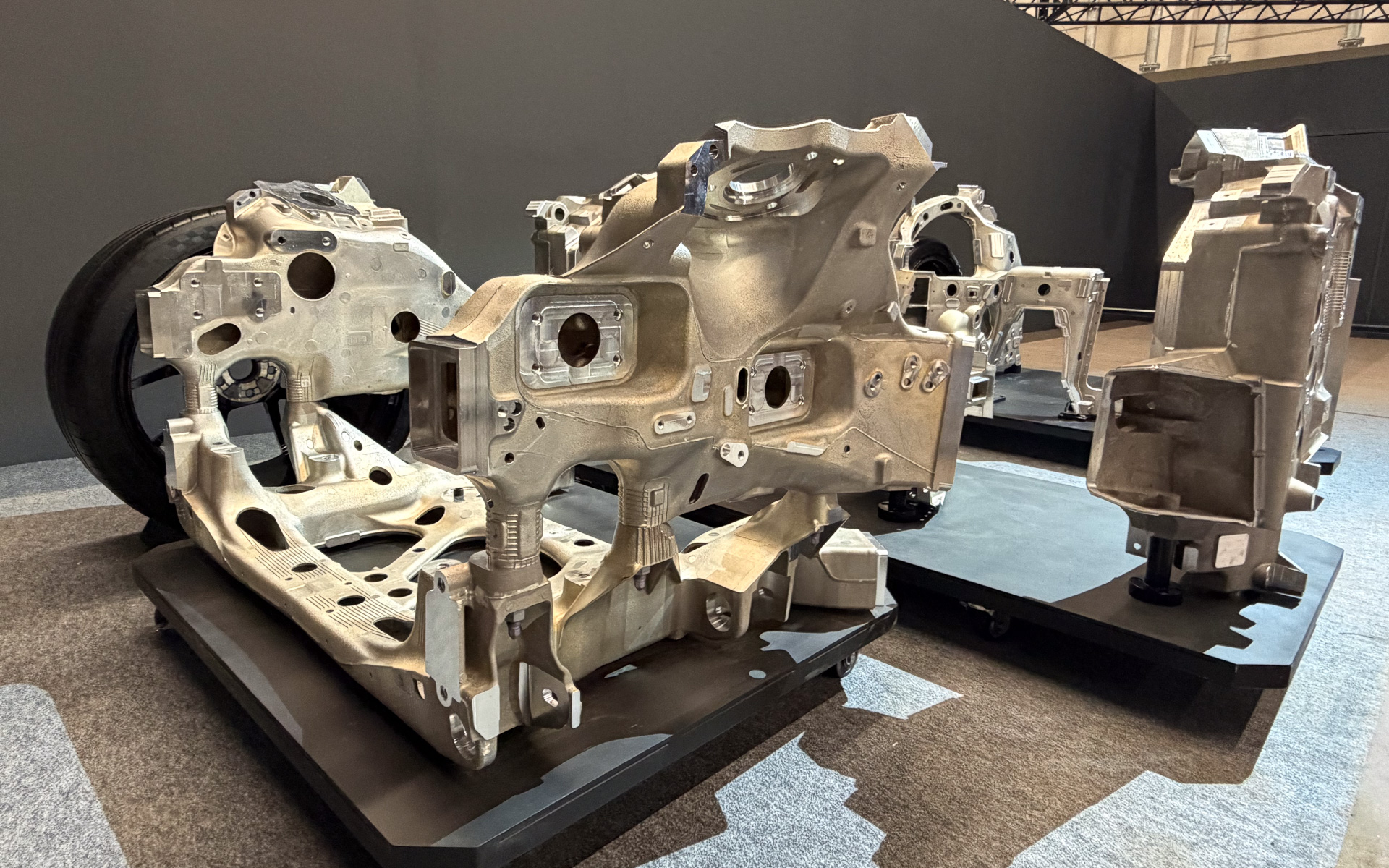 前から見たオールアルミニウムのボディ骨格