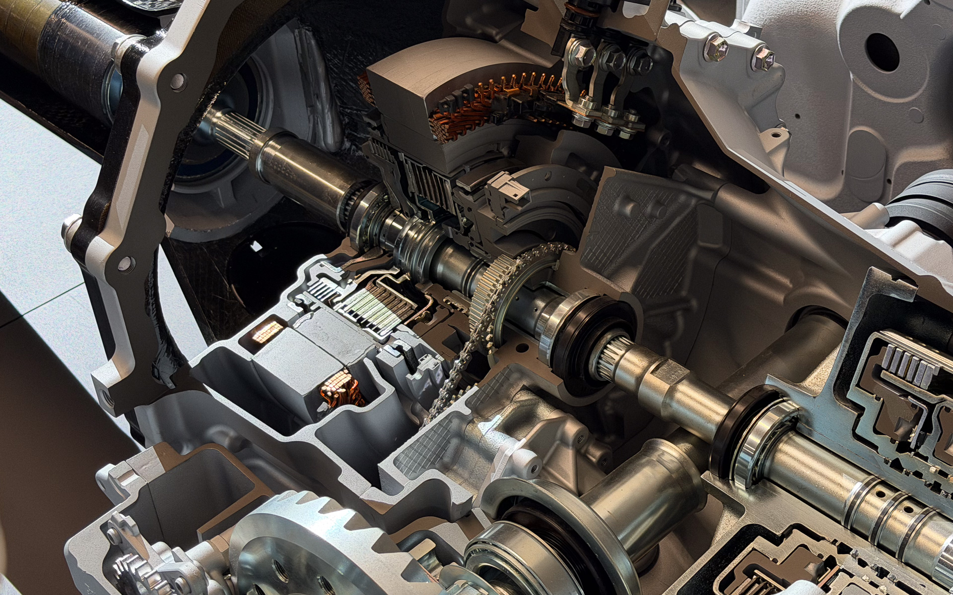 1モーターハイブリッド部を後方から。こちらのモーターは、モーターのみによるストロング走行を想定しておらず、ショートストロークエンジンの低速トルクを補完する