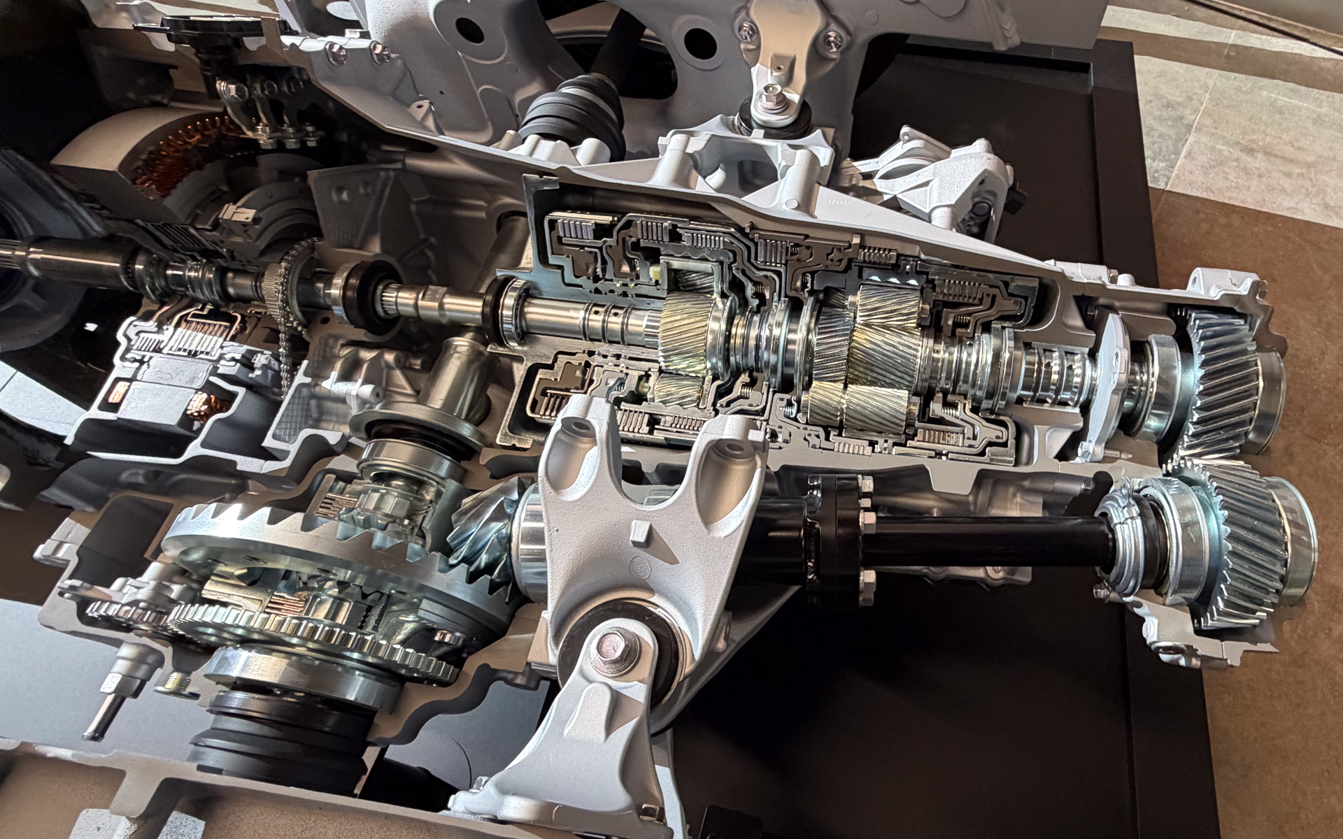 1モーターハイブリッド8速ATトランスミッション。トランスアクスル形式となっており、ドライブシャフトは一旦後方まで持っていってベベルギヤで戻す。そのため不等長のドライブシャフトとなっており、等速ジョイントを使っている