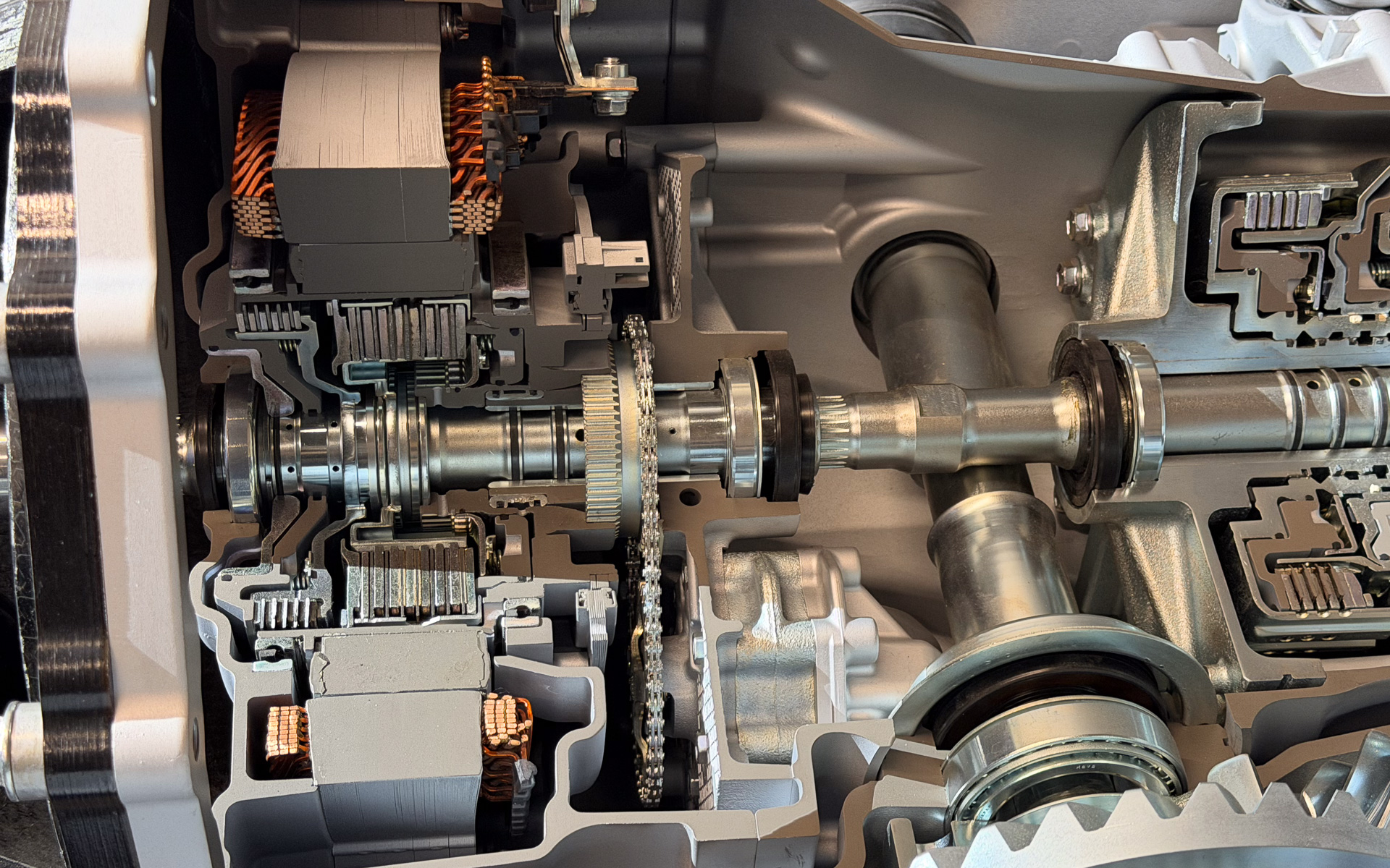 1モーターハイブリッド部。左がエンジン側で最初の多板クラッチがモーターの断続に、次の多板クラッチがWSCとして使われる