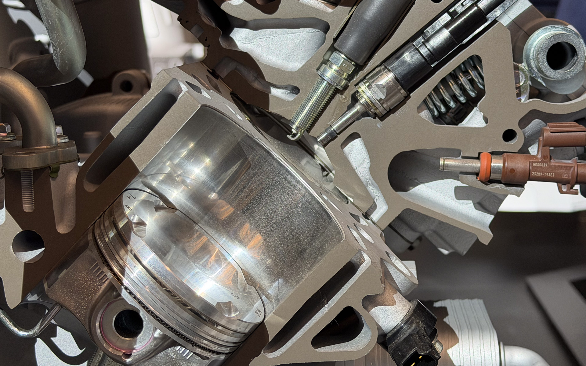 燃焼室まわり。インジェクターは吸気側に配置する、最近のトヨタレーシングエンジンと同様のもの。着火はほぼ中心で行なわれているように見える。カムもロッカーアームを介してバルブを駆動する