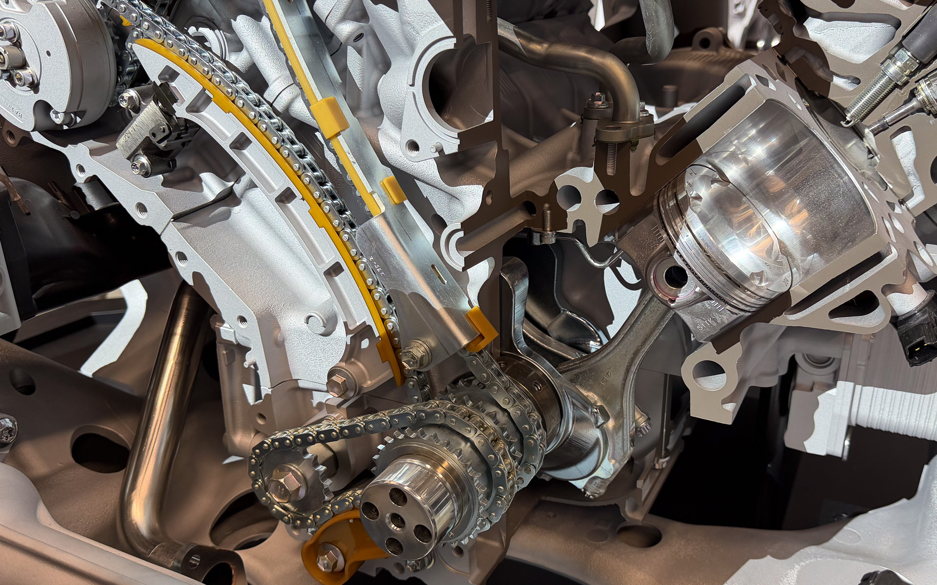 V型8気筒エンジンは、90度バンク。ぱっと見クロスプレーンに見える。ドライサンプのため、エンジン出力軸が異様に低い