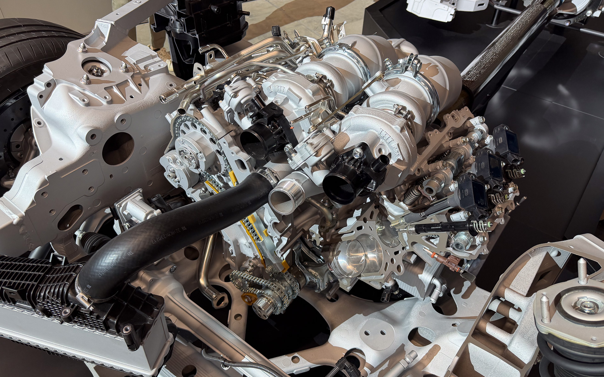 GR GTに搭載されるV型8気筒 4.0リッターツインターボエンジン。1モーターハイブリッドと合わせてシステム最高出力650PS以上