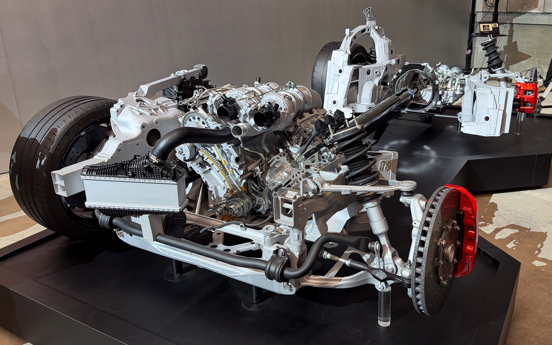 GR GTのパワートレーンモデル。ドライサンプで低く搭載されたエンジンと、後方のトランスアクスルにつながるCFRP製プロペラシャフトが分かる