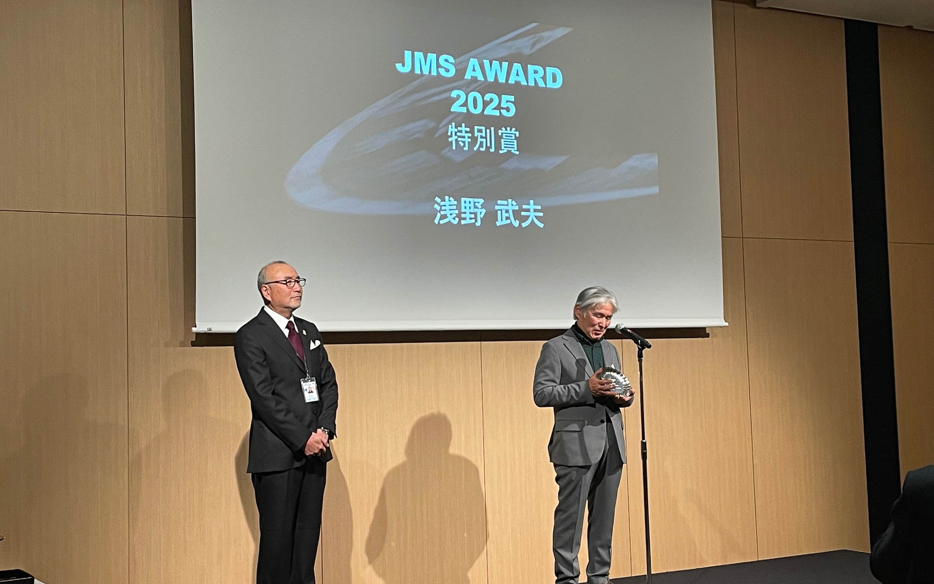 モータースポーツナイトの今年の特別賞の1つに浅野武夫さん。長年のレース歴を称えて