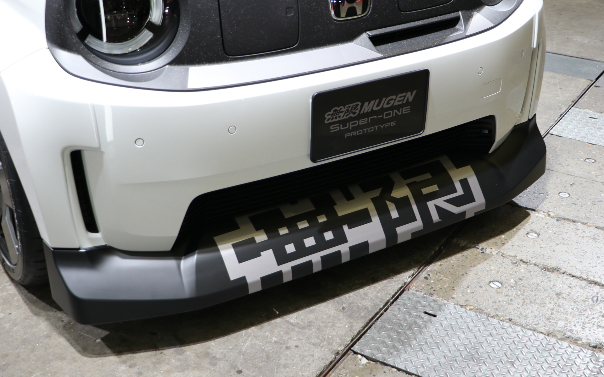 ワイドさを強調するフロントスポイラー