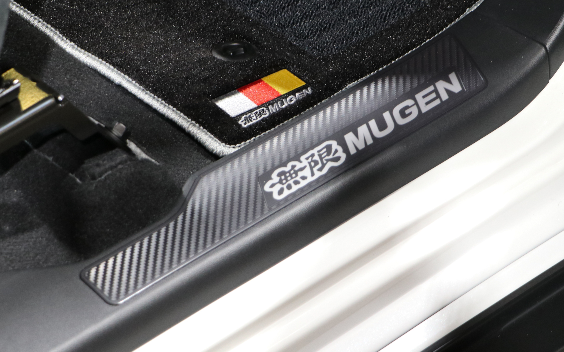 スカッフプレート