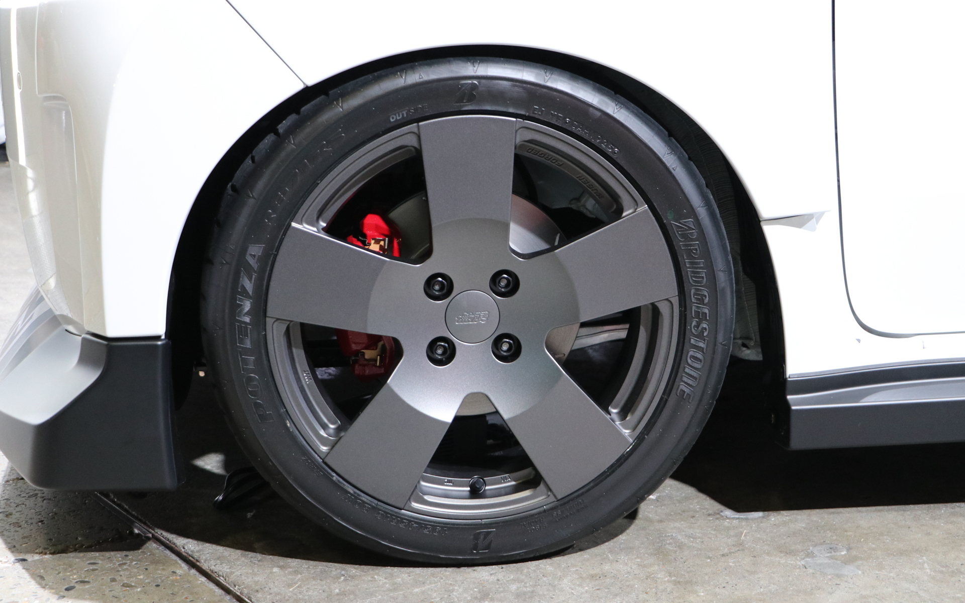 ホイールはワンオフの鍛造アルミホイール。装着タイヤはブリヂストン「ポテンザRE-71RS」でサイズは195/45R16