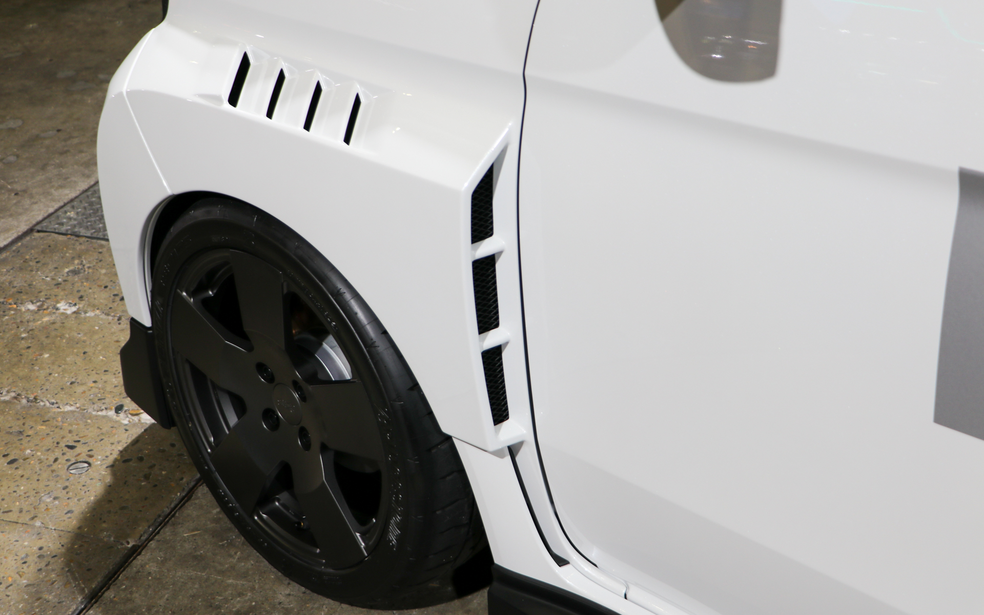 前後ともさらにワイドなフェンダーを装備