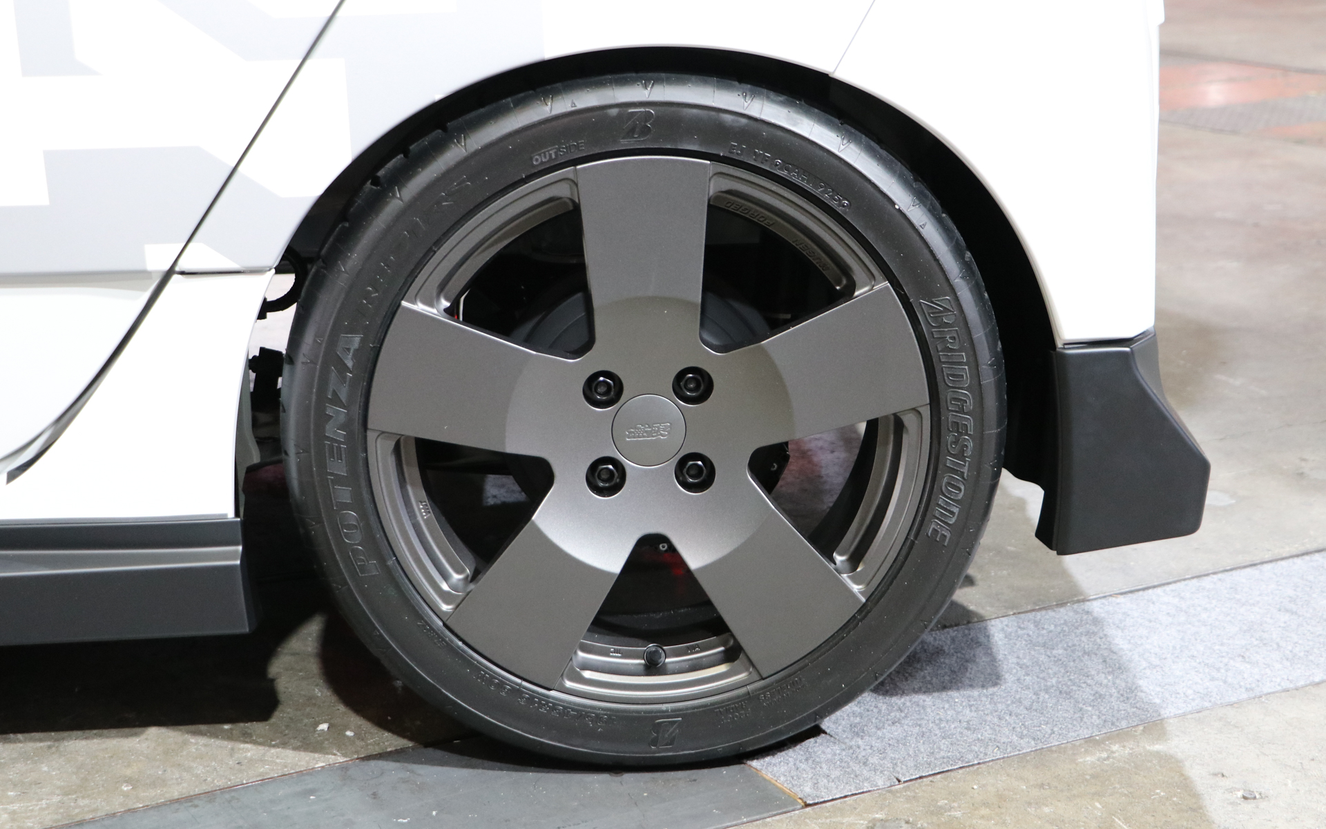 ホイールはワンオフの鍛造アルミホイール。装着タイヤはブリヂストン「ポテンザRE-71RS」でサイズは195/45R16