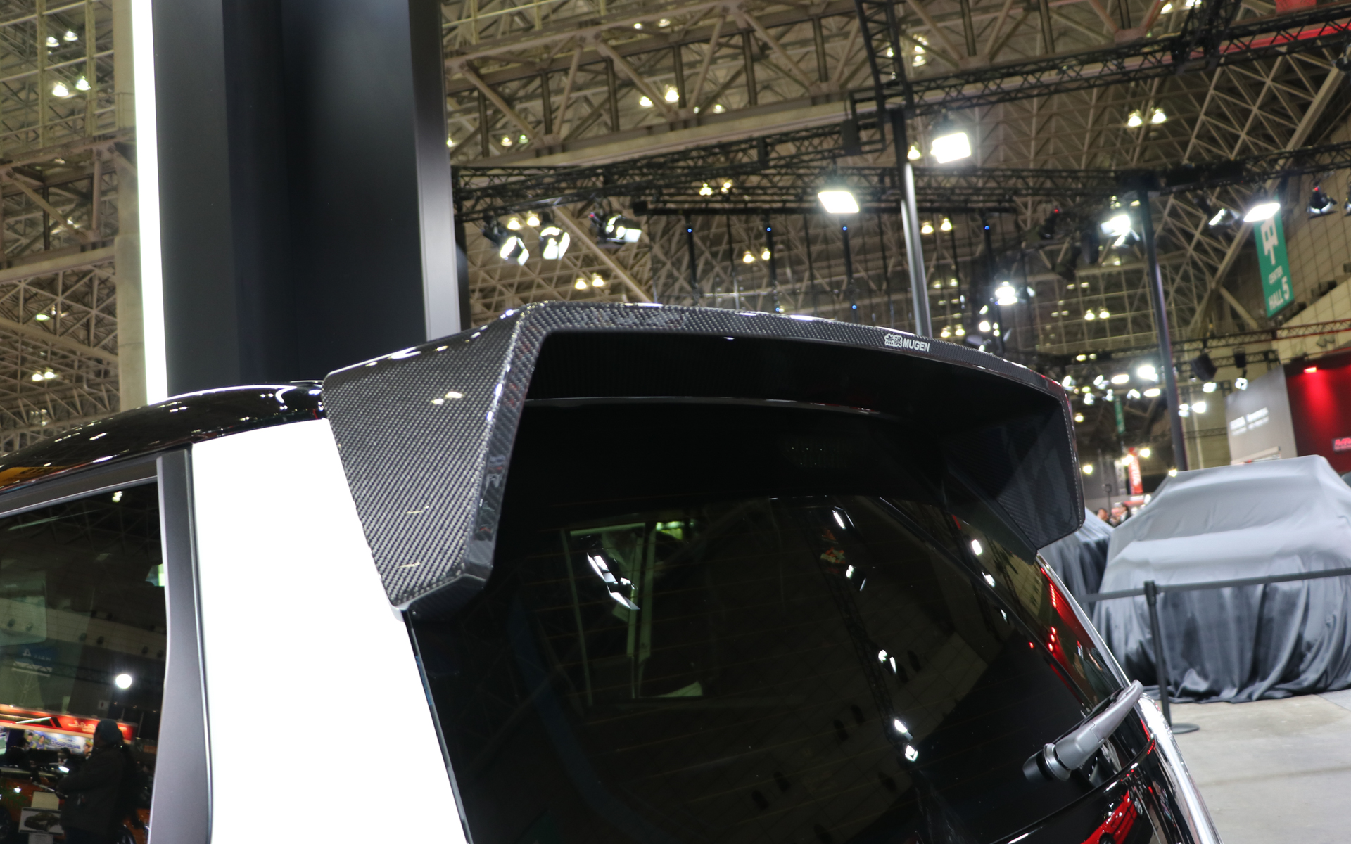 ドライカーボン製のテールゲートスポイラー