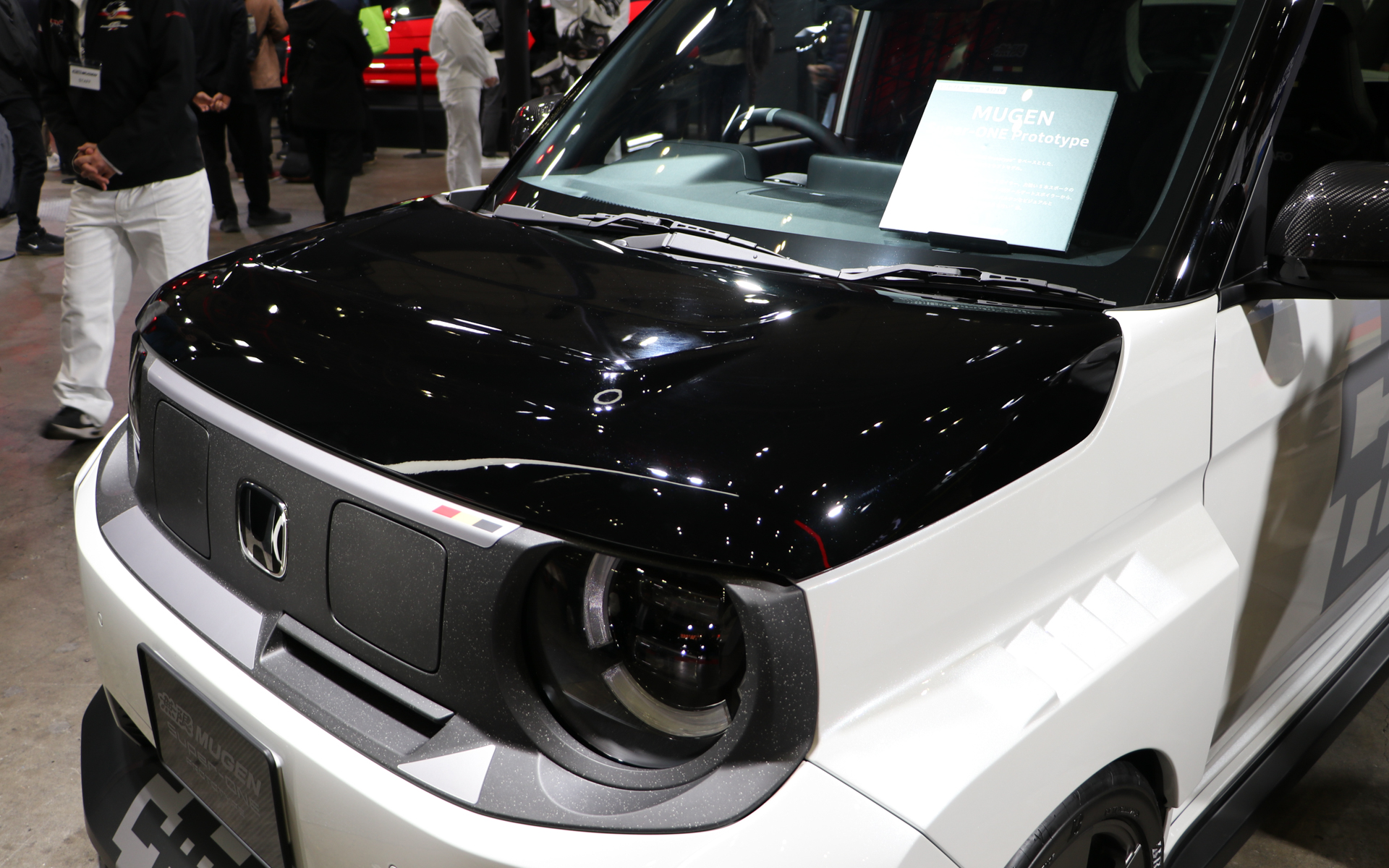 ルーフ同色に塗装したダクト付きボンネット