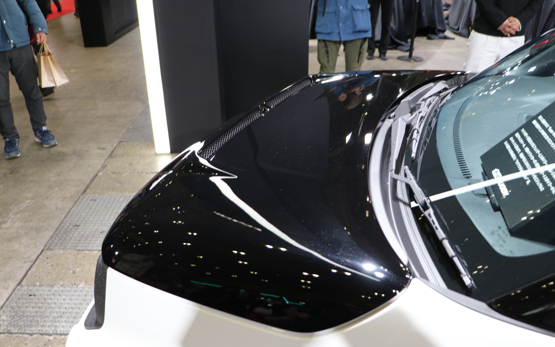 ルーフ同色に塗装したダクト付きボンネット