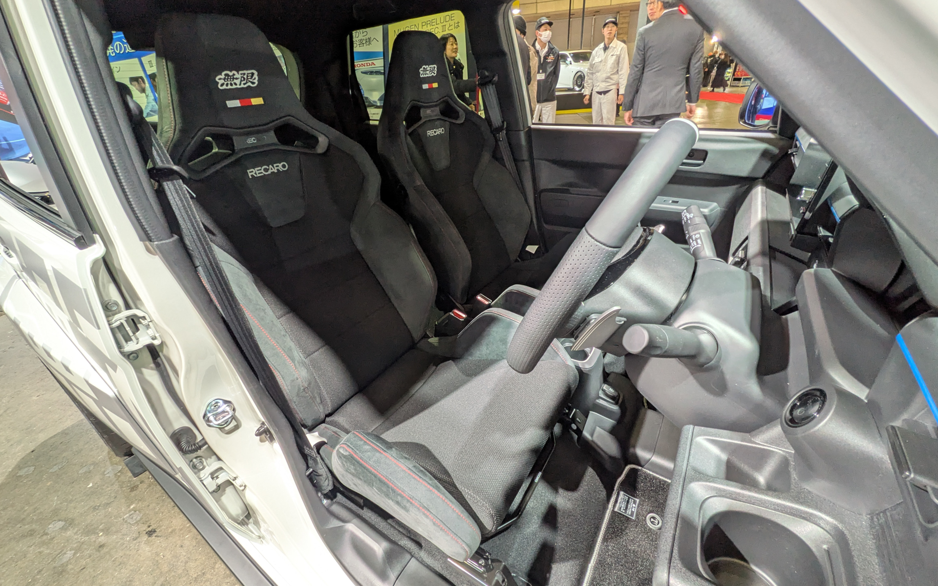 シートは無限のセミバケットシートを装備