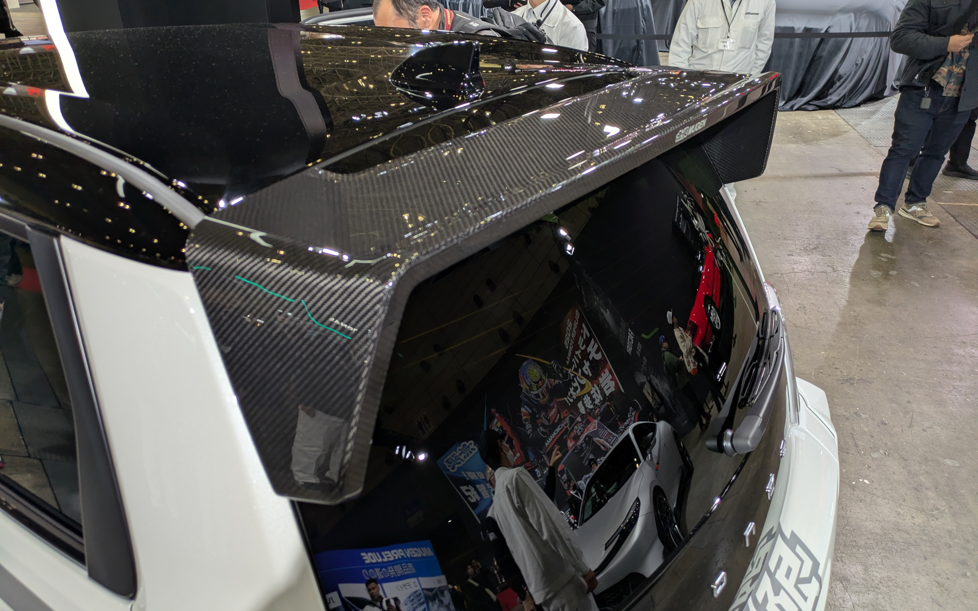 ドライカーボン製のテールゲートスポイラー