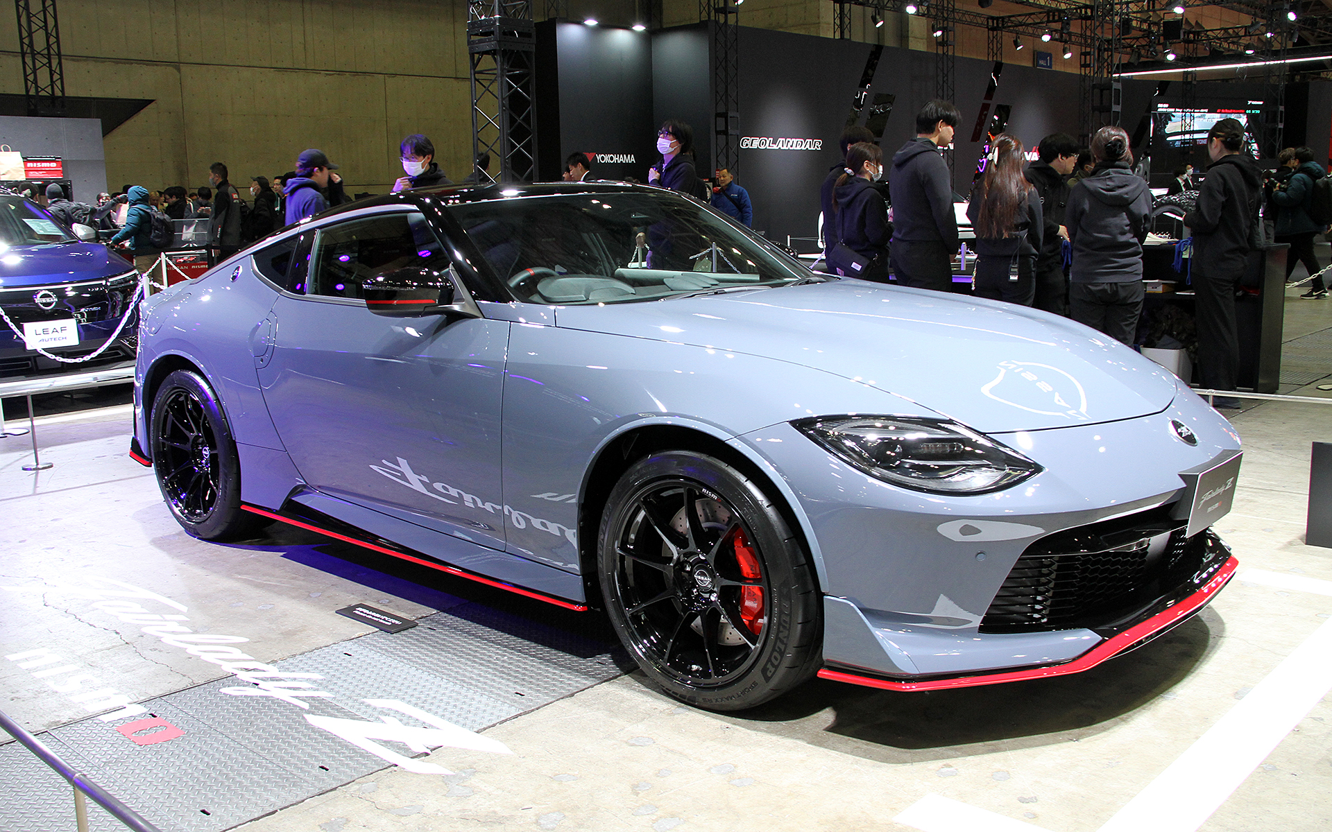 フェアレディZ NISMO MTモデル。ボディカラーはNISMOステルスグレー/スーパーブラックの2トーン