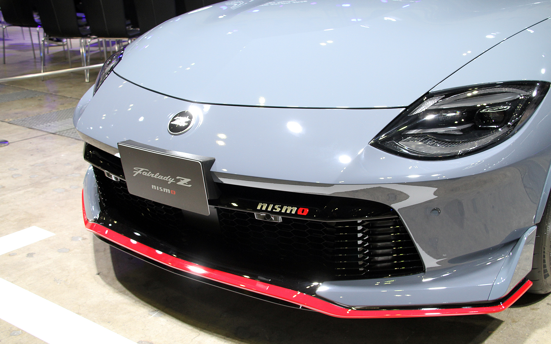 NISMO専用チューニングが行なわれるVR30DDTTエンジンは最高出力309kW（420PS）/6400rpm、最大トルク520Nm（53.0kgfm）/2000-5200rpmを発生。エクステリアではフロントバンパー＆グリル、リアバンパー、サイドシルプロテクター、リアスポイラー、リアLEDフォグランプがNISMO専用