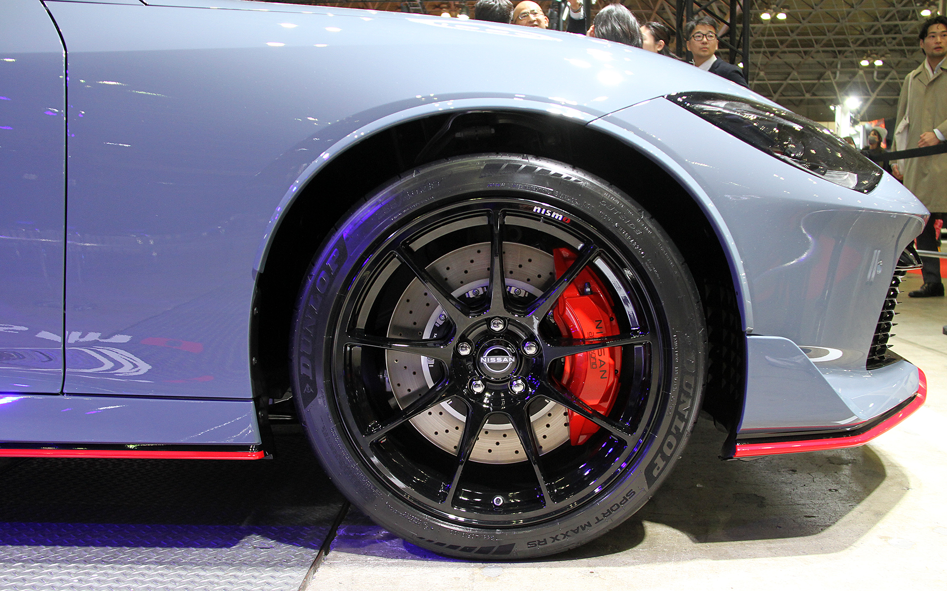 NISMO専用チューニングが行なわれるVR30DDTTエンジンは最高出力309kW（420PS）/6400rpm、最大トルク520Nm（53.0kgfm）/2000-5200rpmを発生。エクステリアではフロントバンパー＆グリル、リアバンパー、サイドシルプロテクター、リアスポイラー、リアLEDフォグランプがNISMO専用