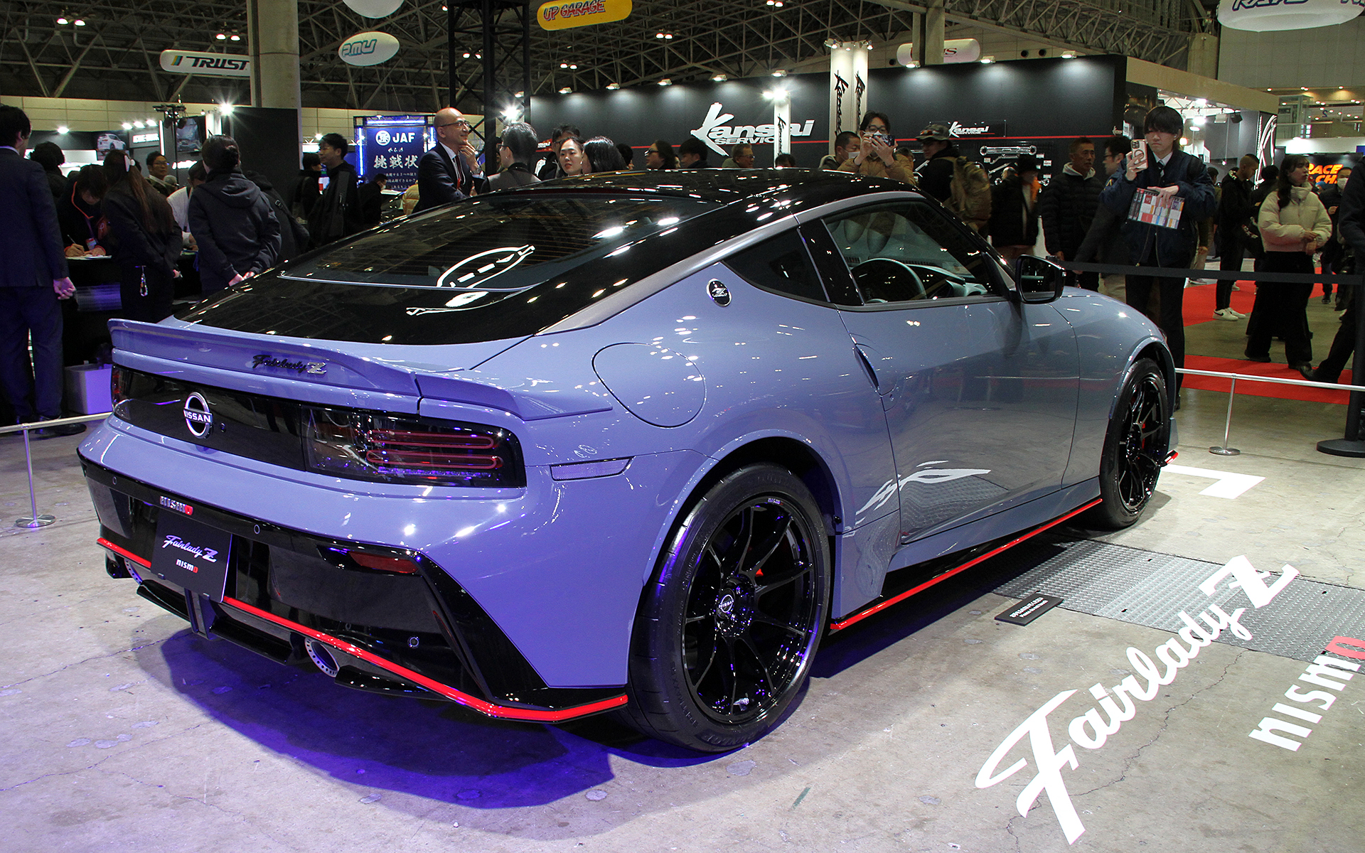 フェアレディZ NISMO MTモデル。ボディカラーはNISMOステルスグレー/スーパーブラックの2トーン