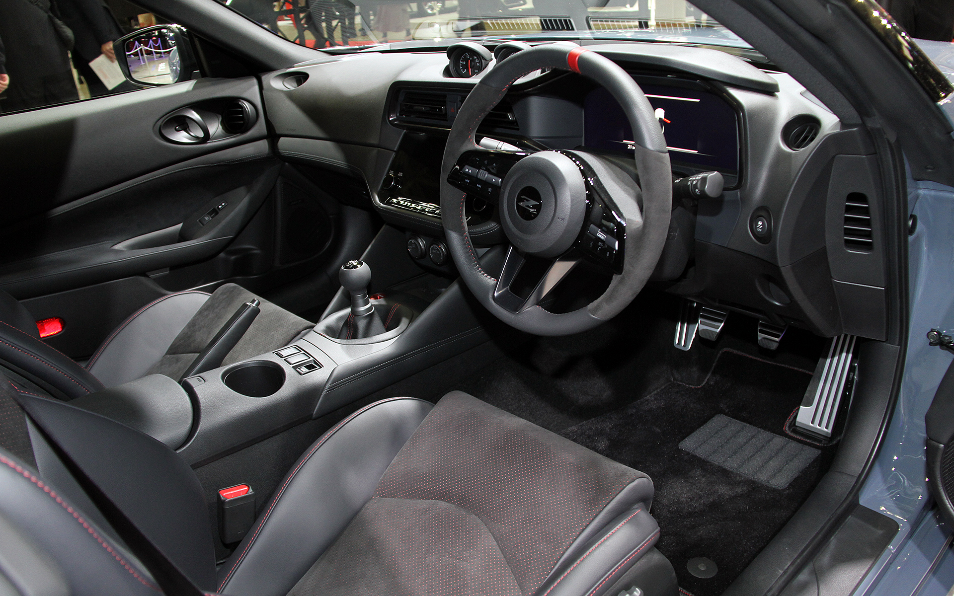 インテリアでは専用レカロスポーツシートなどを装備。待望の6速MTの3ペダル仕様！